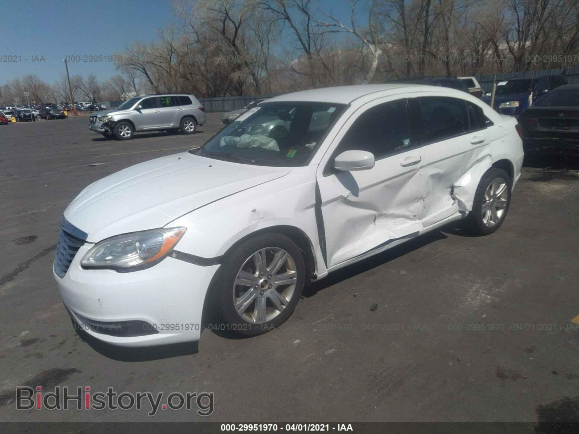2013 CHRYSLER 200 - VIN: 1C3CCBAB3DN761215 - Фото 2
