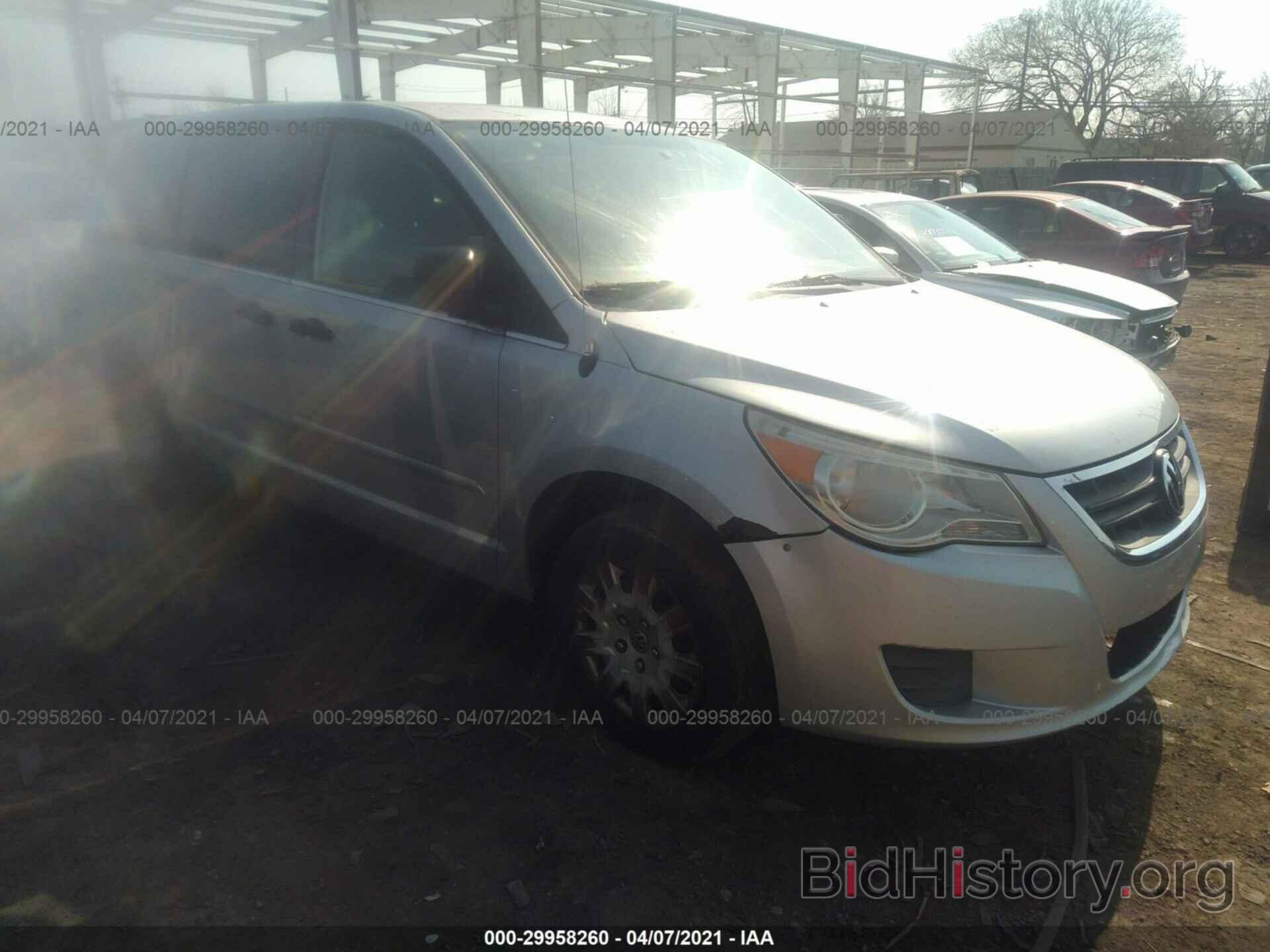 Photo 2V4RW4D19AR333097 - VOLKSWAGEN ROUTAN 2010