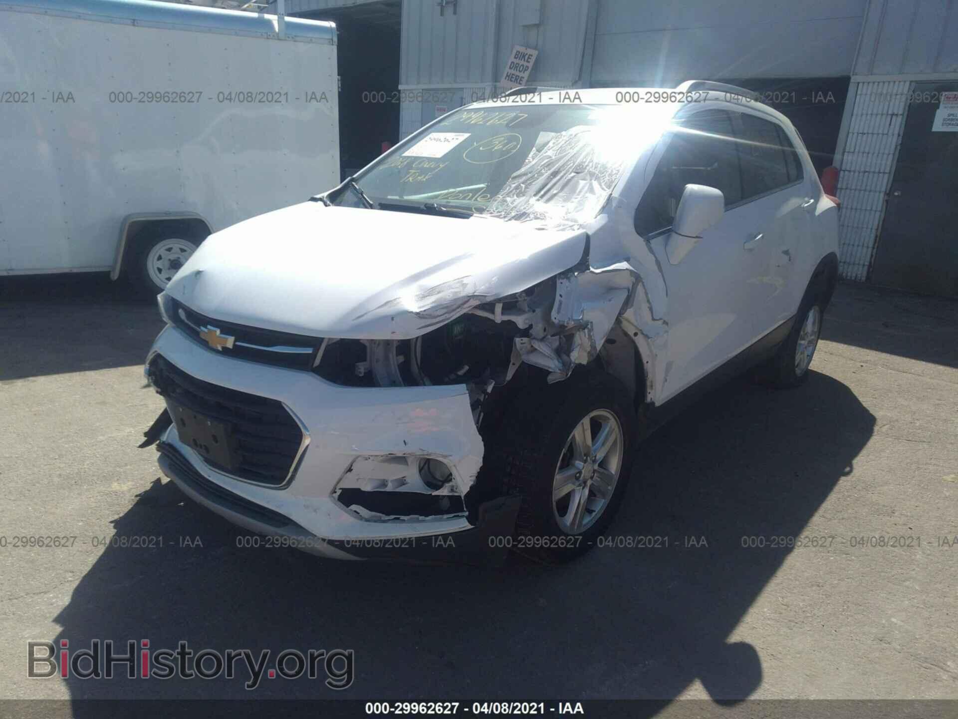 2018 CHEVROLET TRAX - VIN: 3GNCJPSB1JL148123 - Фото 2