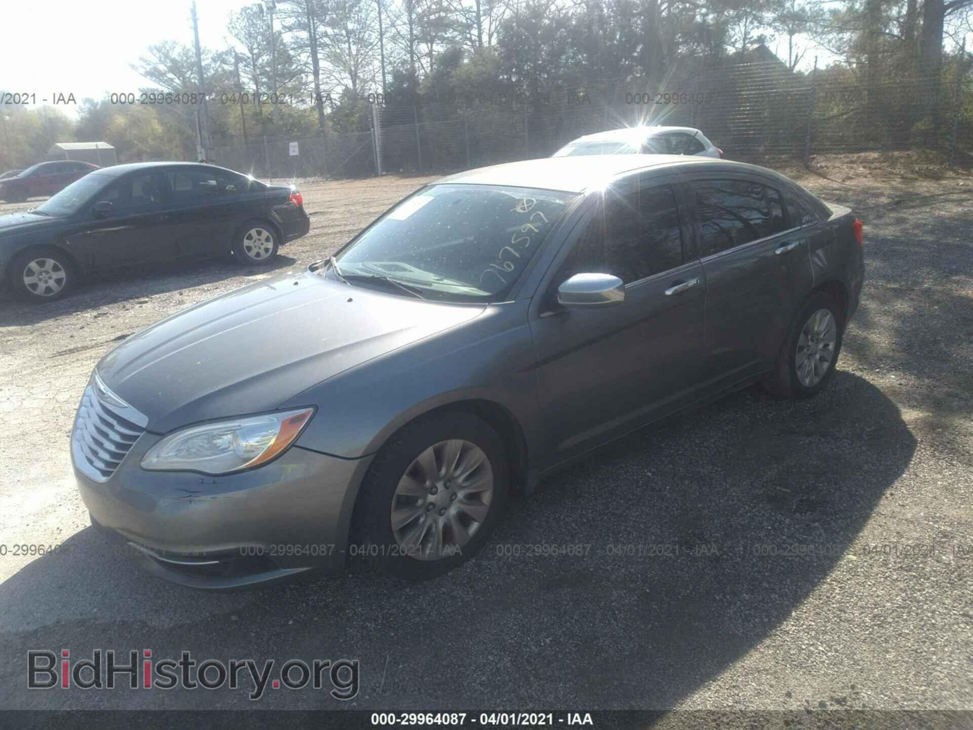 2013 CHRYSLER 200 - VIN: 1C3CCBAG2DN767597 - Фото 2