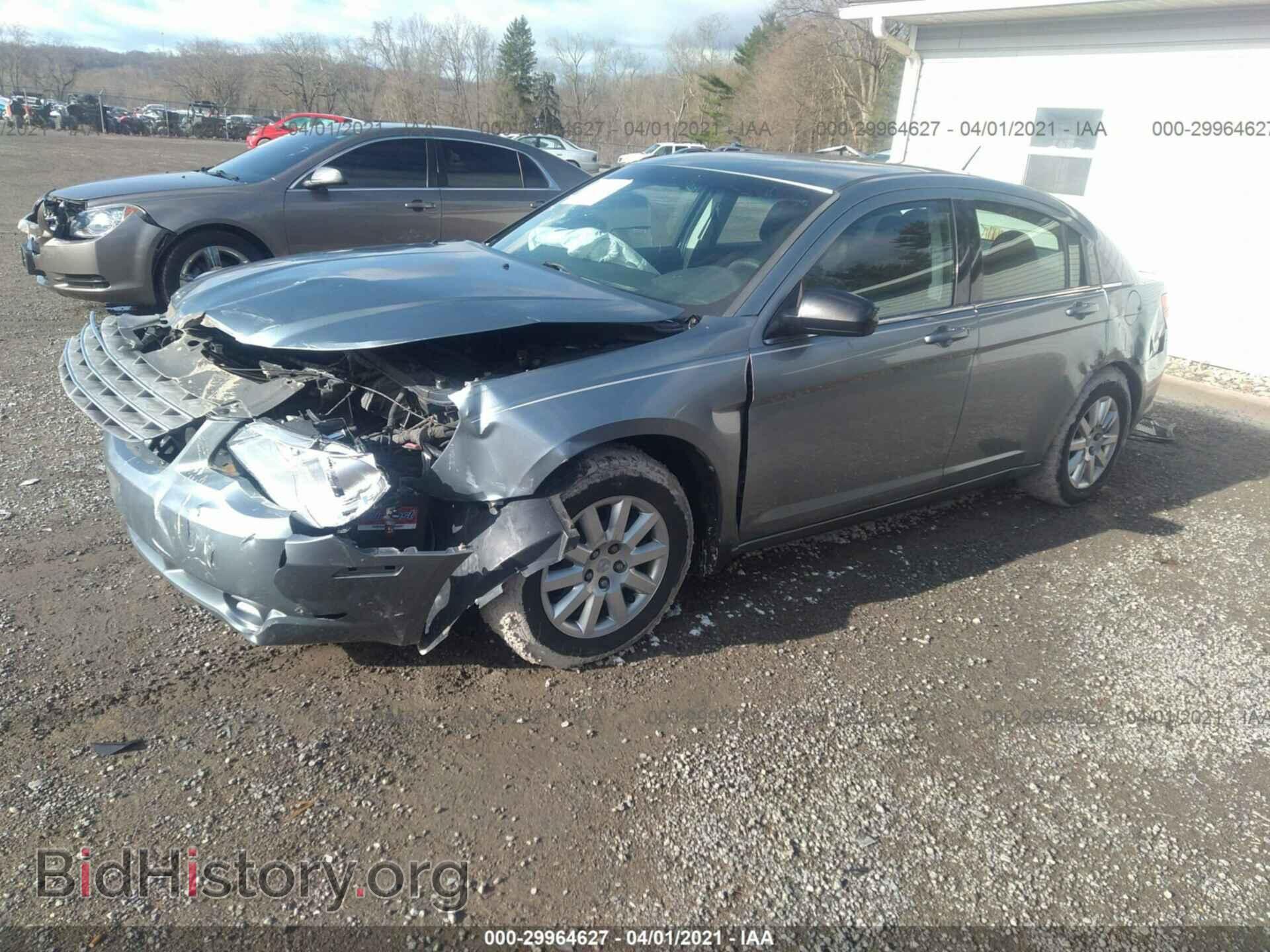 2010 CHRYSLER SEBRING - VIN: 1C3CC4FB2AN136952 - Фото 2