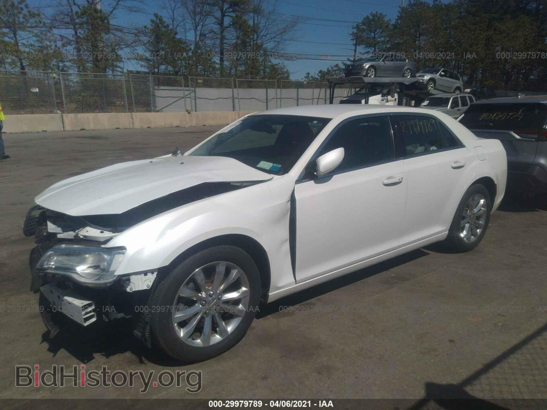 2016 CHRYSLER 300 - VIN: 2C3CCARG9GH192345 - Фото 2