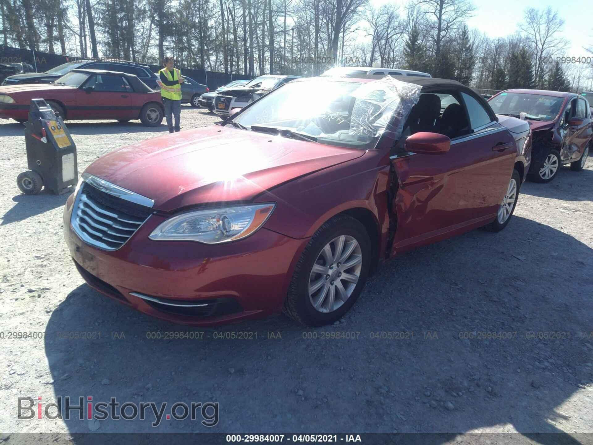 2011 CHRYSLER 200 - VIN: 1C3BC2EGXBN533663 - Фото 2