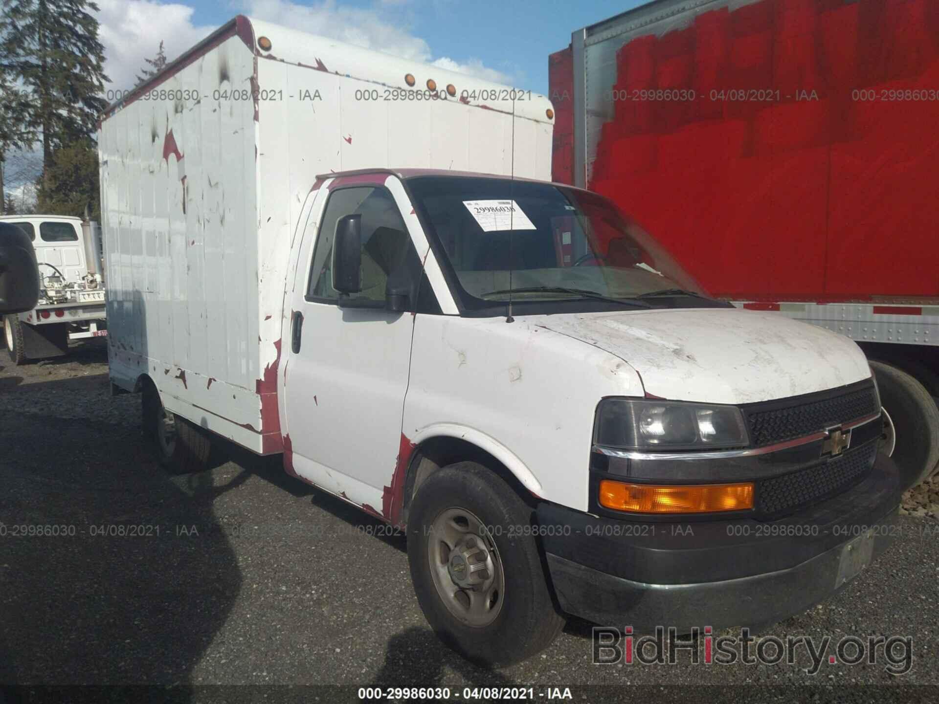 Photo 1GBHG31K681176013 - CHEVROLET EXPRESS COMMERCIAL 2008