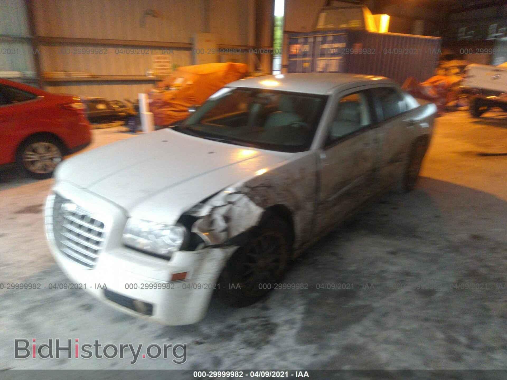 2010 CHRYSLER 300 - VIN: 2C3CA5CV2AH117658 - Фото 2