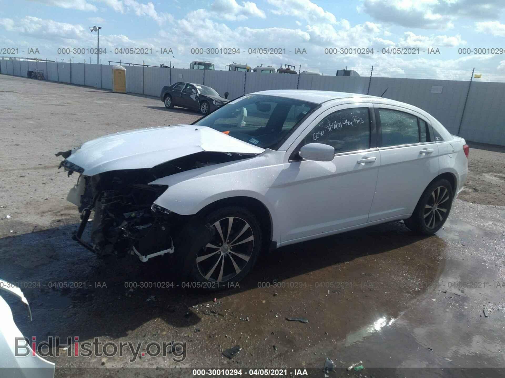 2013 CHRYSLER 200 - VIN: 1C3CCBBB9DN736205 - Фото 2