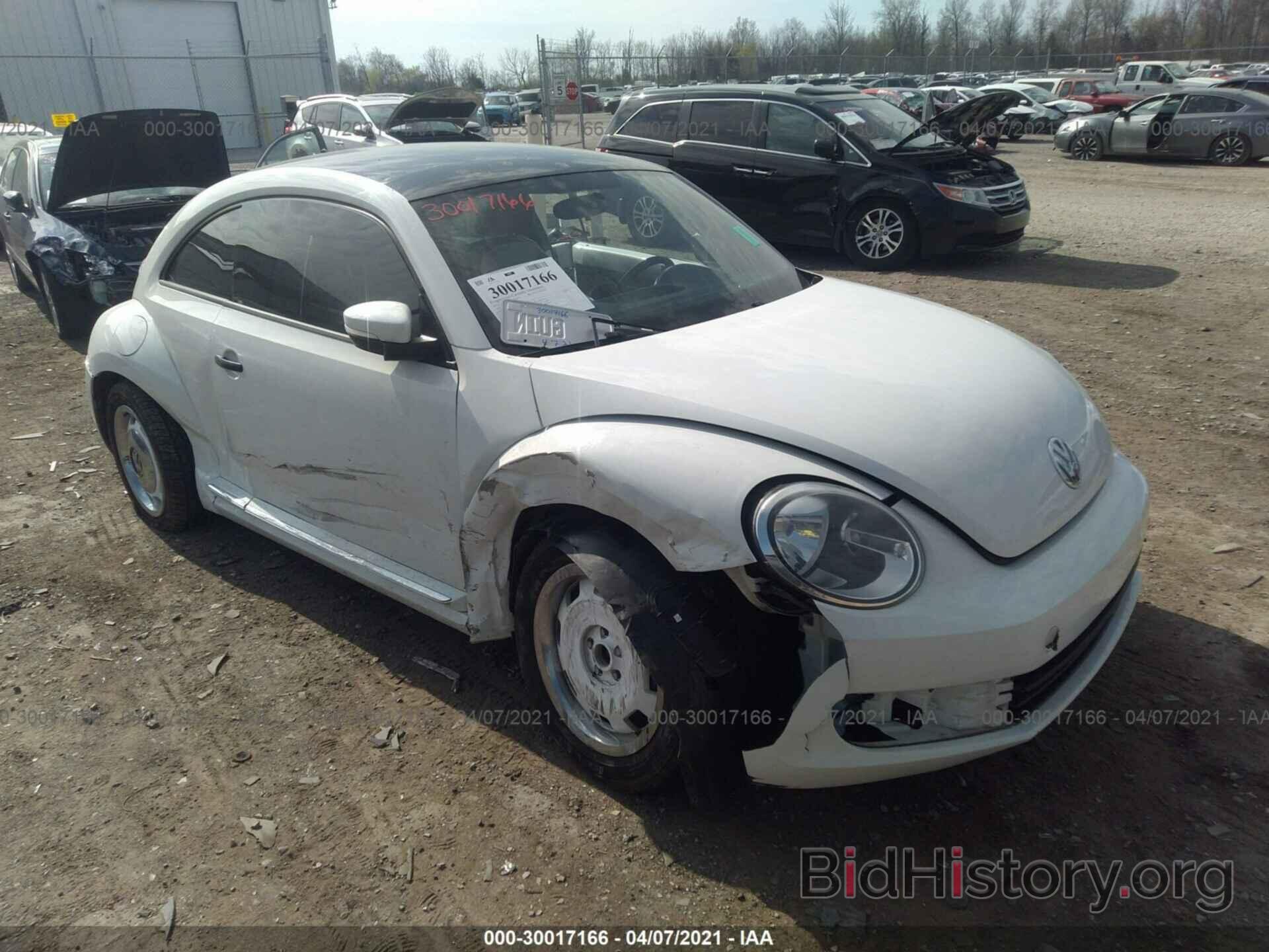 Photo 3VWF17AT0FM605518 - VOLKSWAGEN BEETLE COUPE 2015