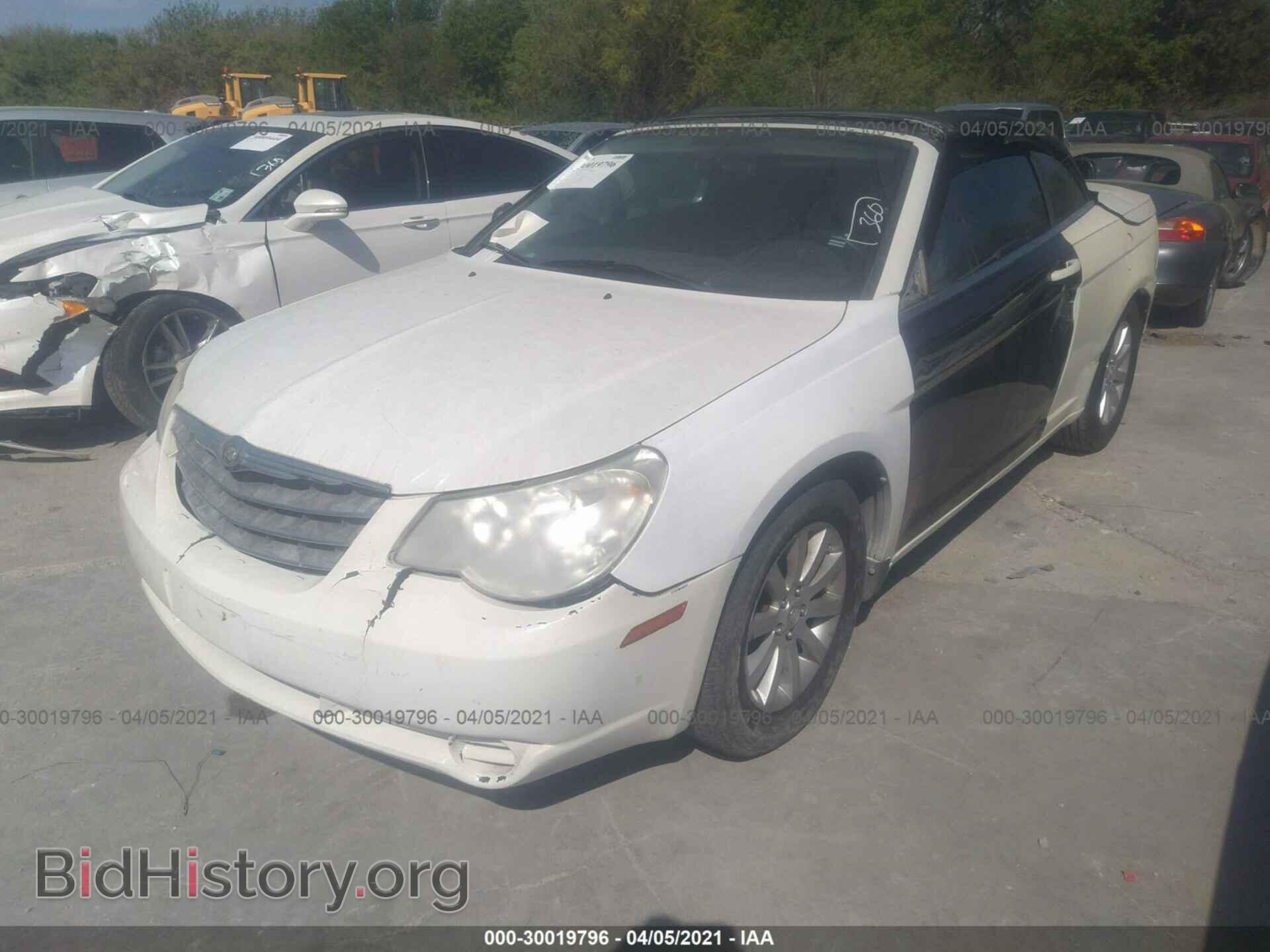 2010 CHRYSLER SEBRING - VIN: 1C3BC5ED7AN142864 - Фото 2
