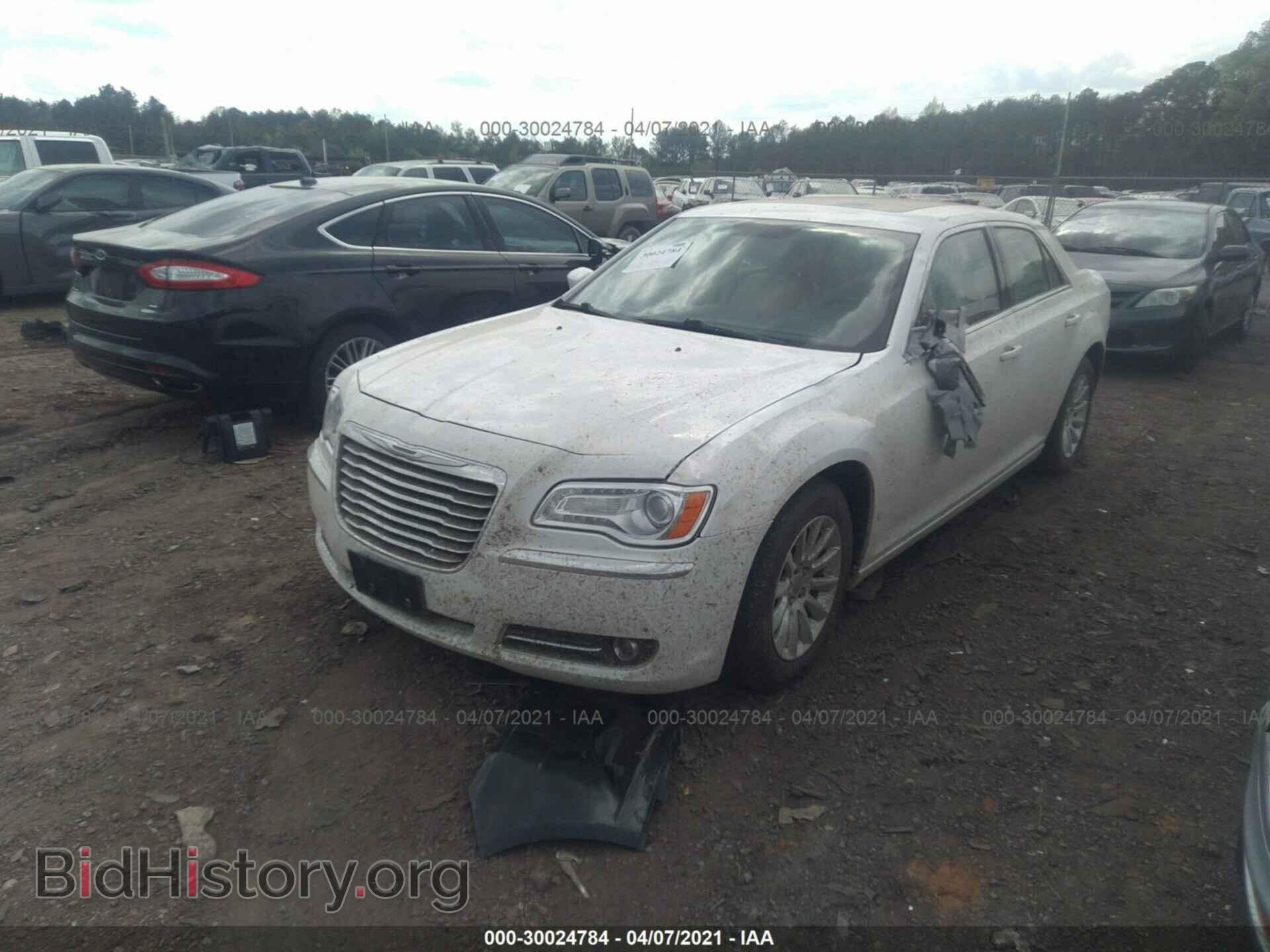 2013 CHRYSLER 300 - VIN: 2C3CCAAG3DH551440 - Фото 2