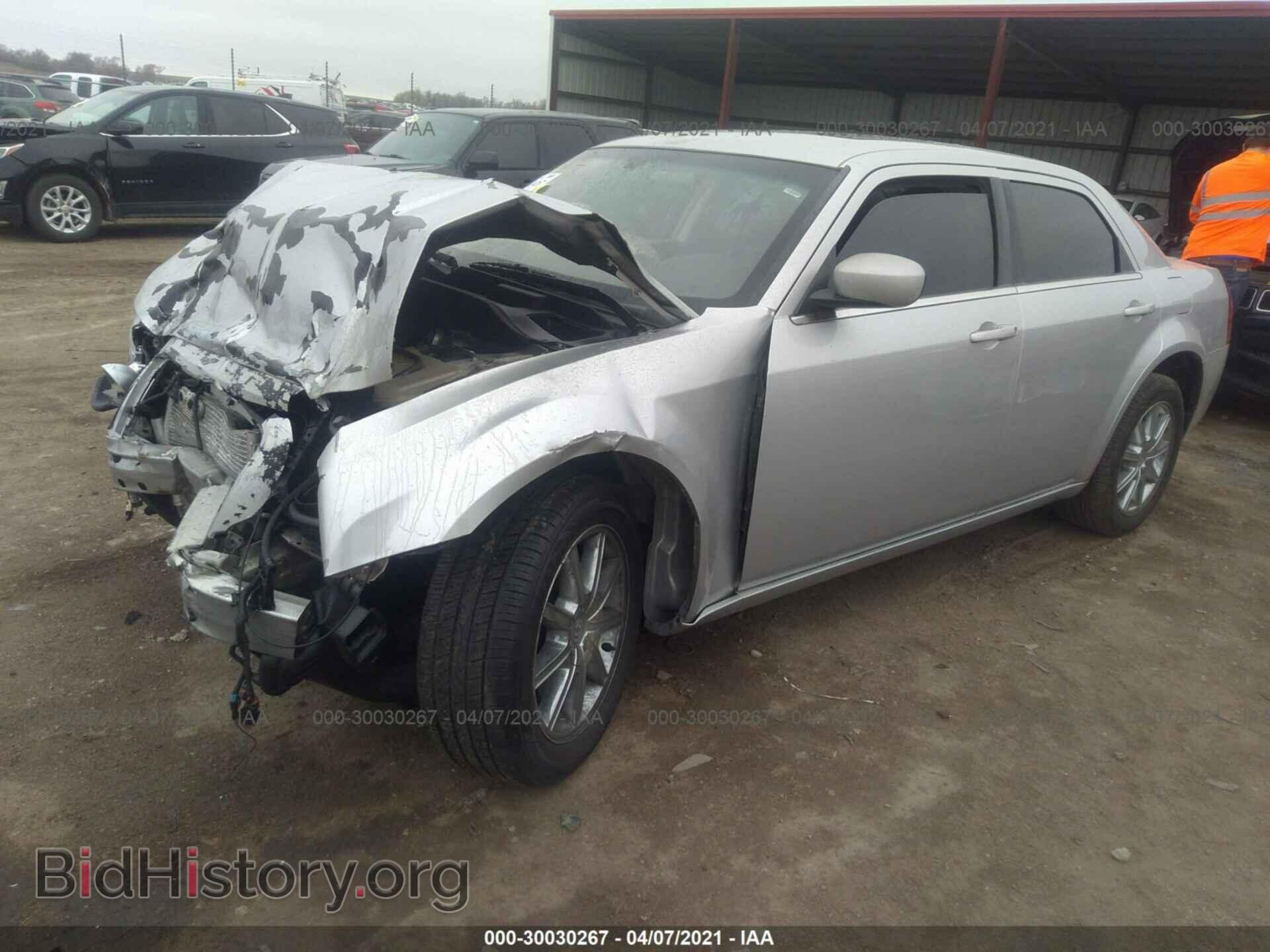 2008 CHRYSLER 300 - VIN: 2C3KK33GX8H155003 - Фото 2