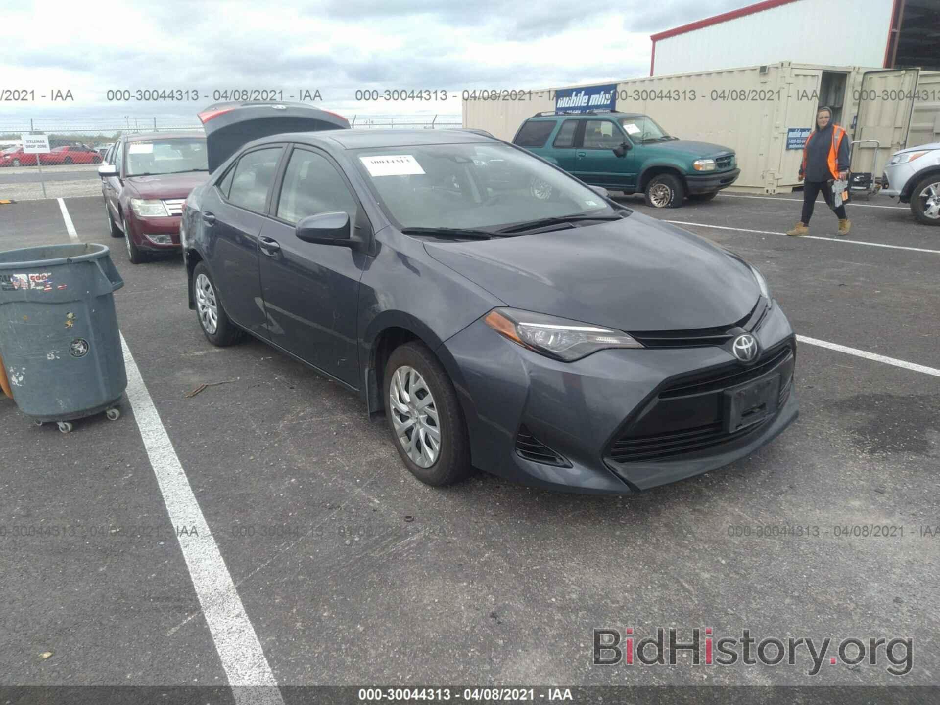 Photo 5YFBURHE8JP847115 - TOYOTA COROLLA 2018