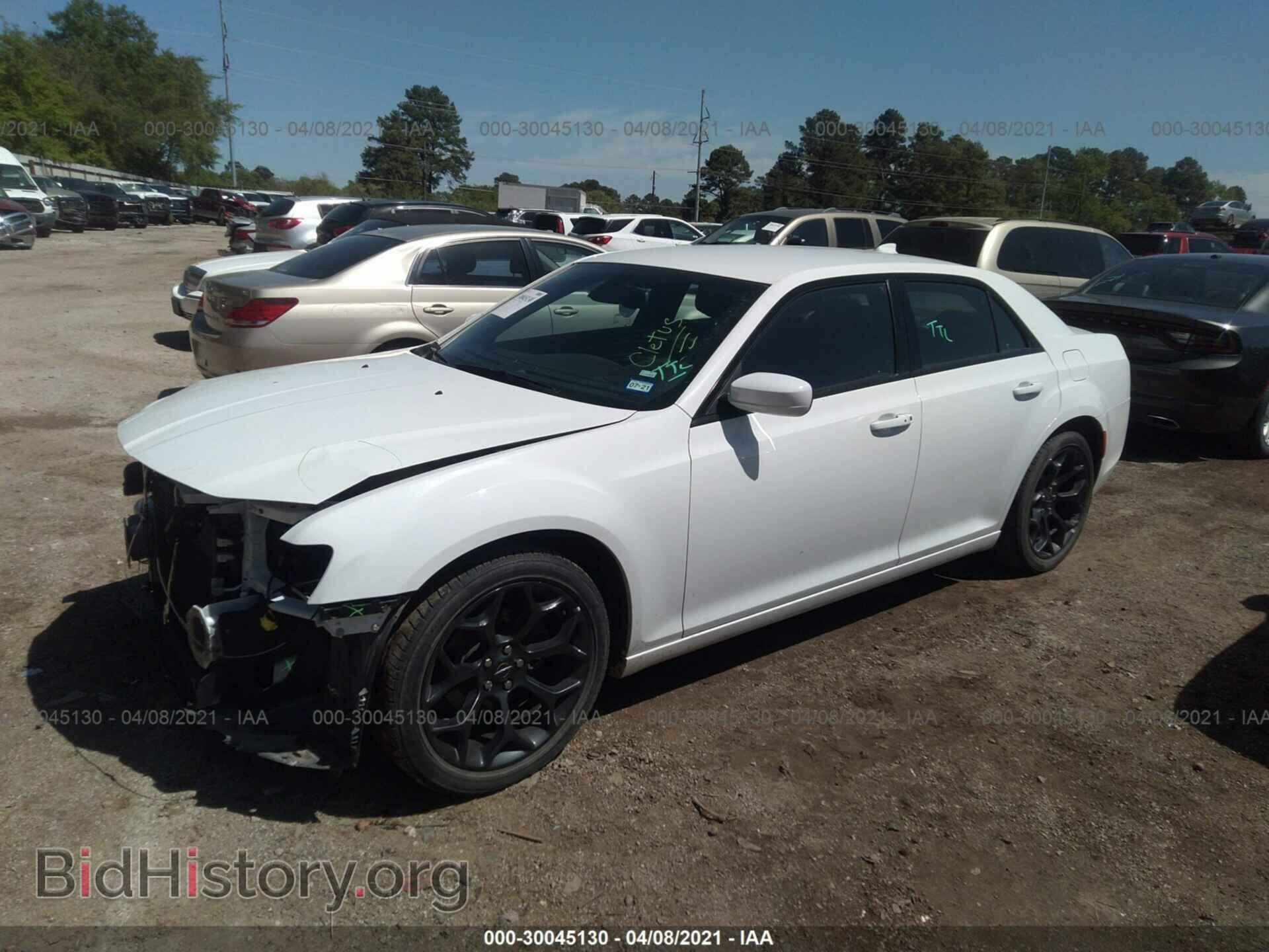 2019 CHRYSLER 300 - VIN: 2C3CCABG1KH538844 - Фото 2