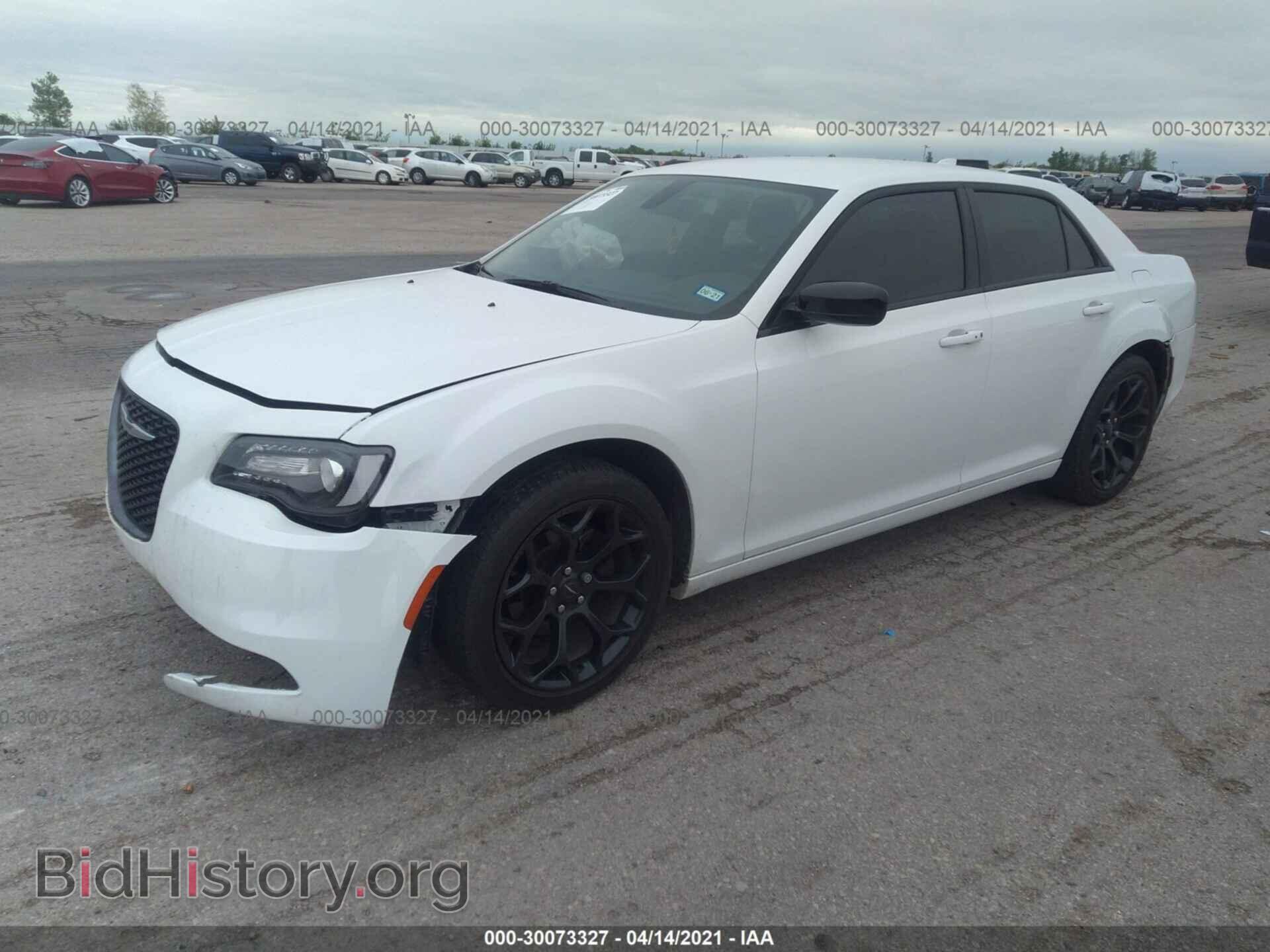 2019 CHRYSLER 300 - VIN: 2C3CCAAG7KH582610 - Фото 2