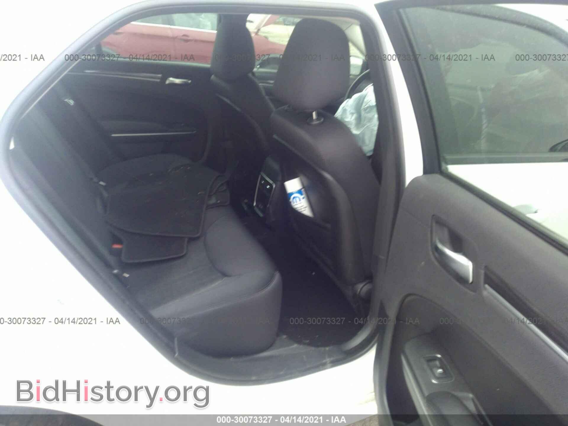 2019 CHRYSLER 300 - VIN: 2C3CCAAG7KH582610 - Фото 8