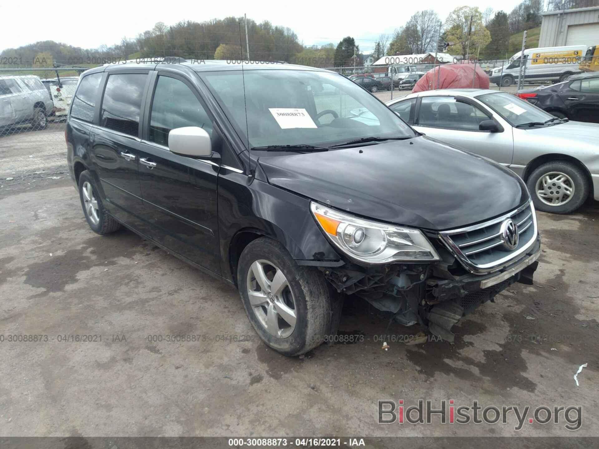 Photo 2V4RW6DG7BR645792 - VOLKSWAGEN ROUTAN 2011