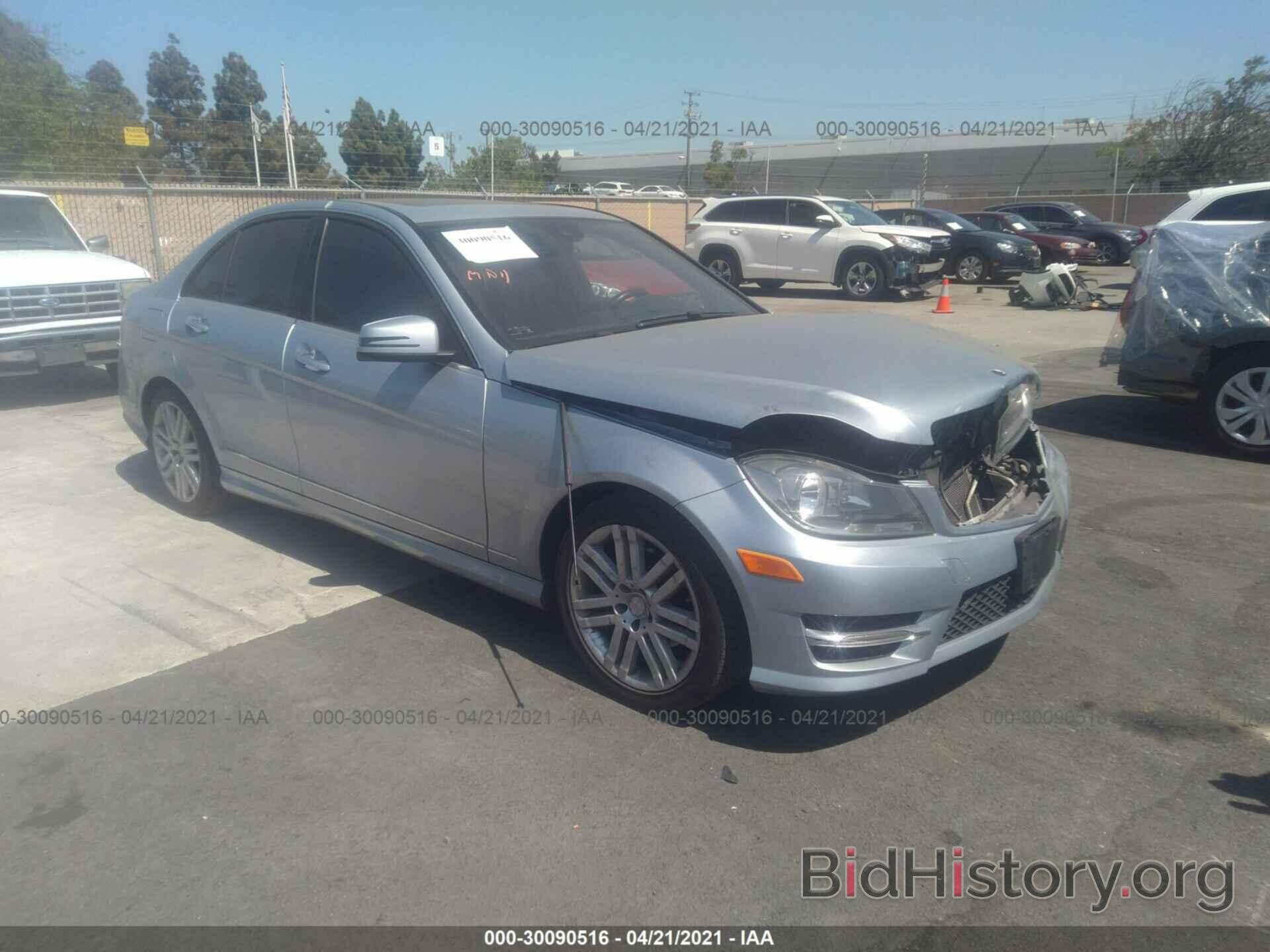 Photo WDDGF4HB4DA850035 - MERCEDES-BENZ C-CLASS 2013