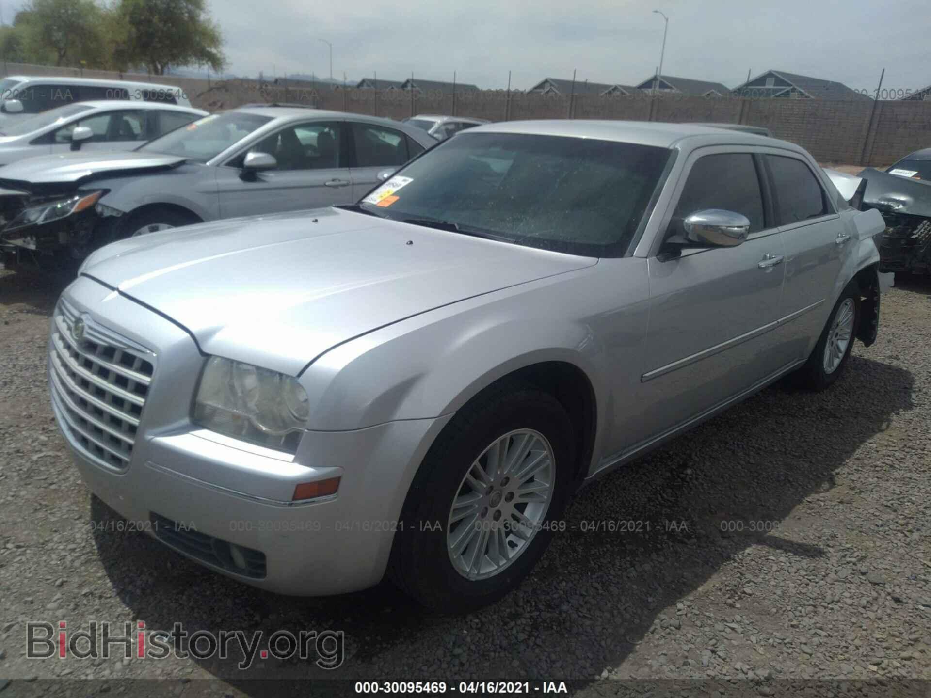 2010 CHRYSLER 300 - VIN: 2C3CA5CV5AH209220 - Фото 2
