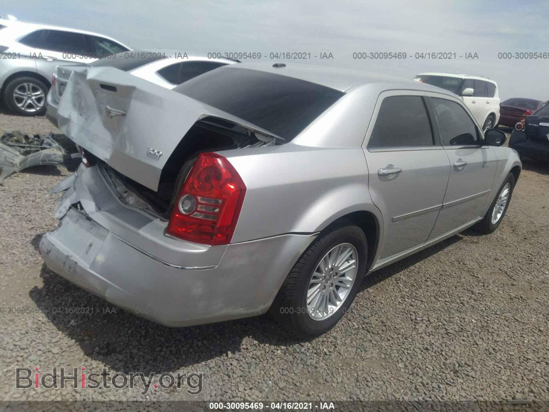 2010 CHRYSLER 300 - VIN: 2C3CA5CV5AH209220 - Фото 4