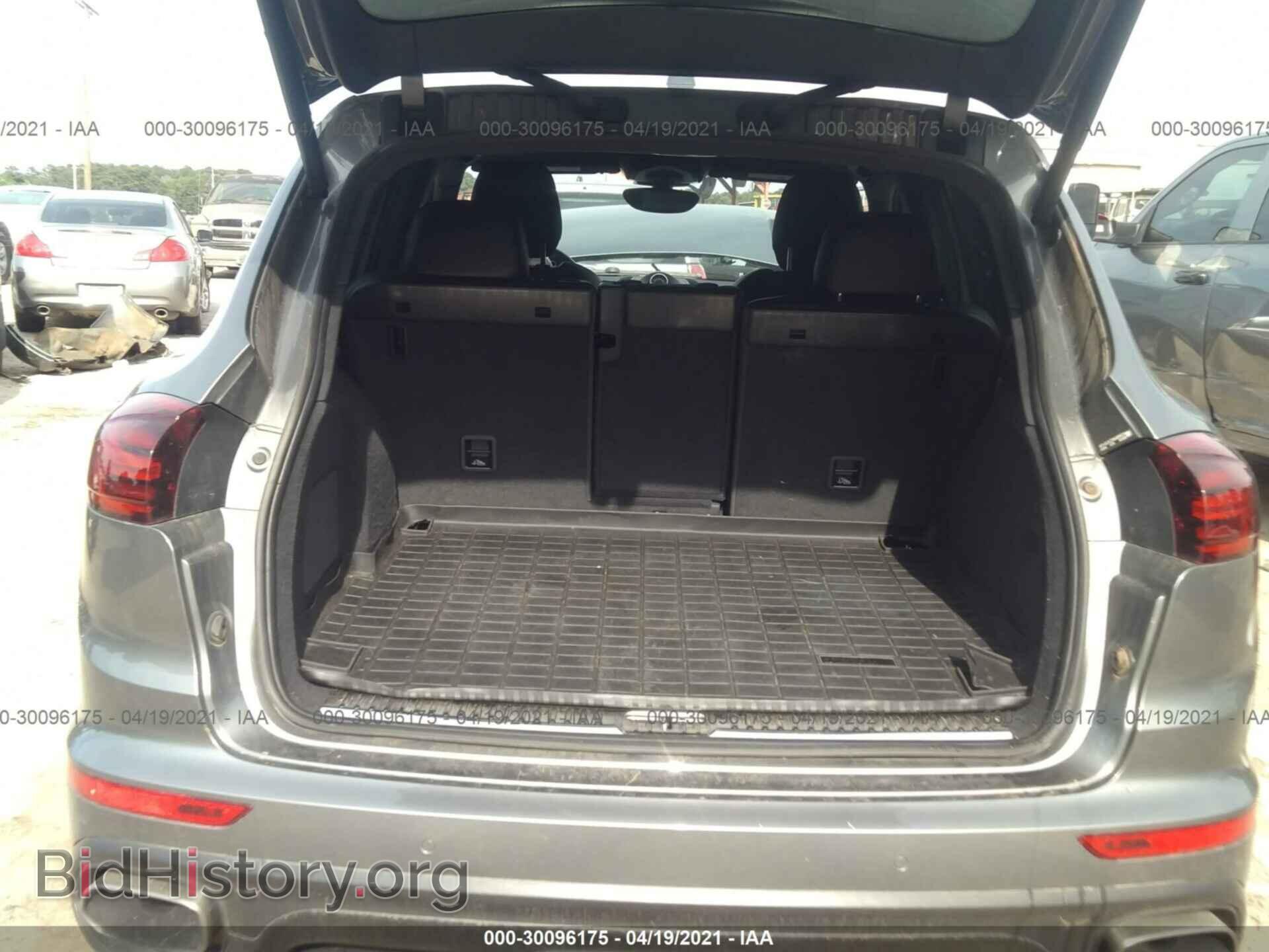 2017 PORSCHE CAYENNE - VIN: WP1AA2A22HKA89419 - Photo 8