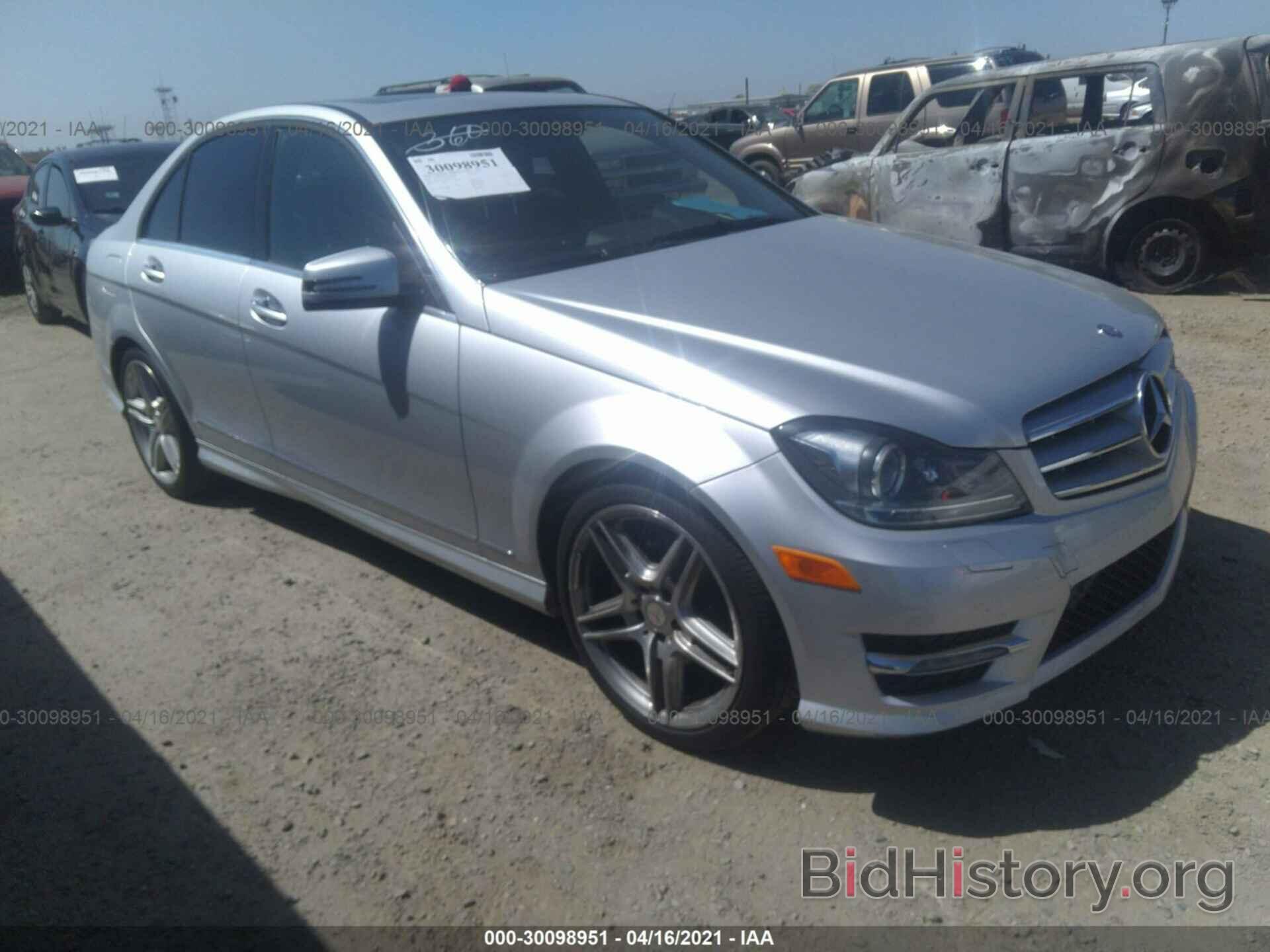 Photo WDDGF4HB0DR272131 - MERCEDES-BENZ C-CLASS 2013