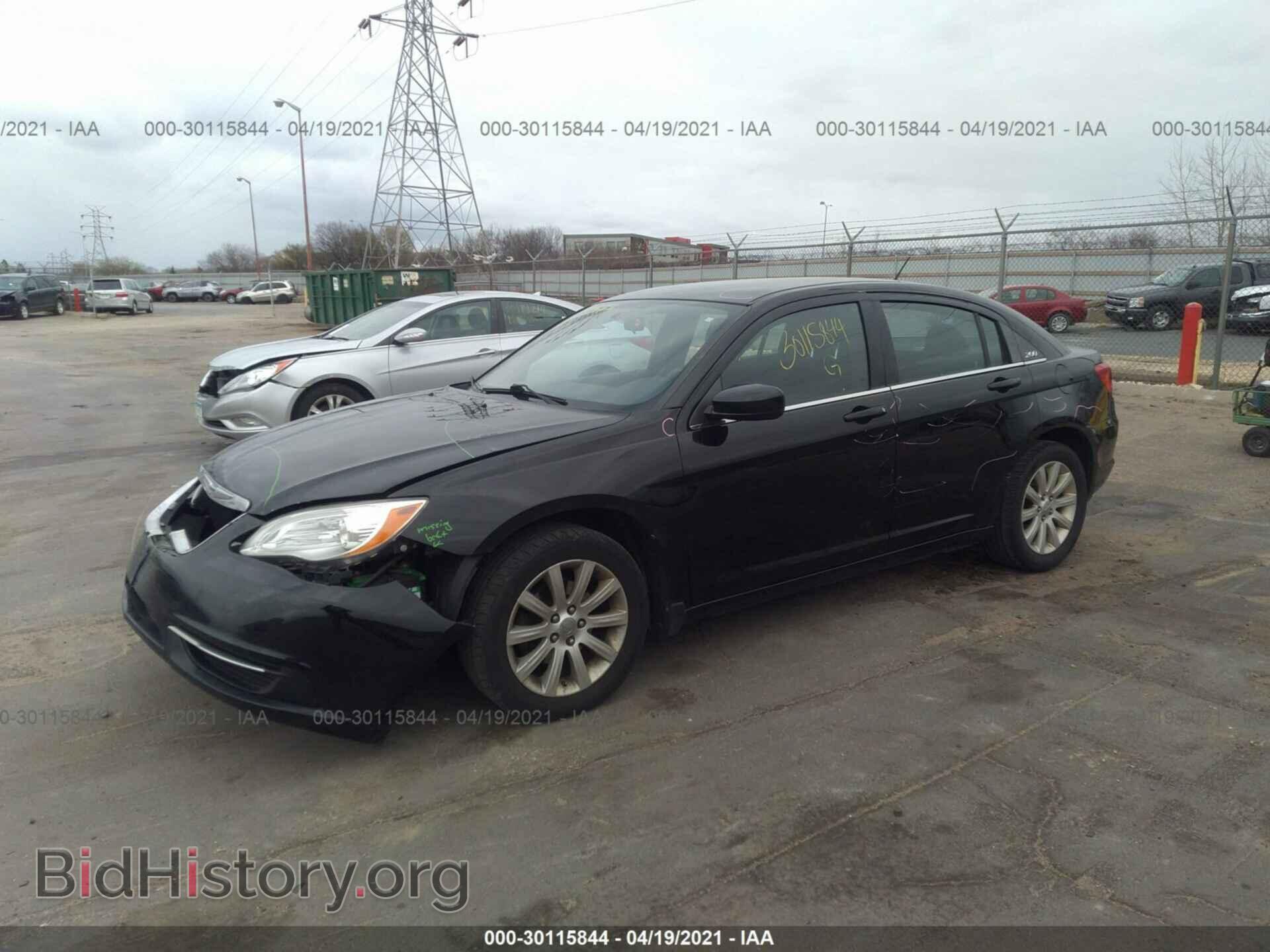 2011 CHRYSLER 200 - VIN: 1C3BC1FB5BN555034 - Photo 2