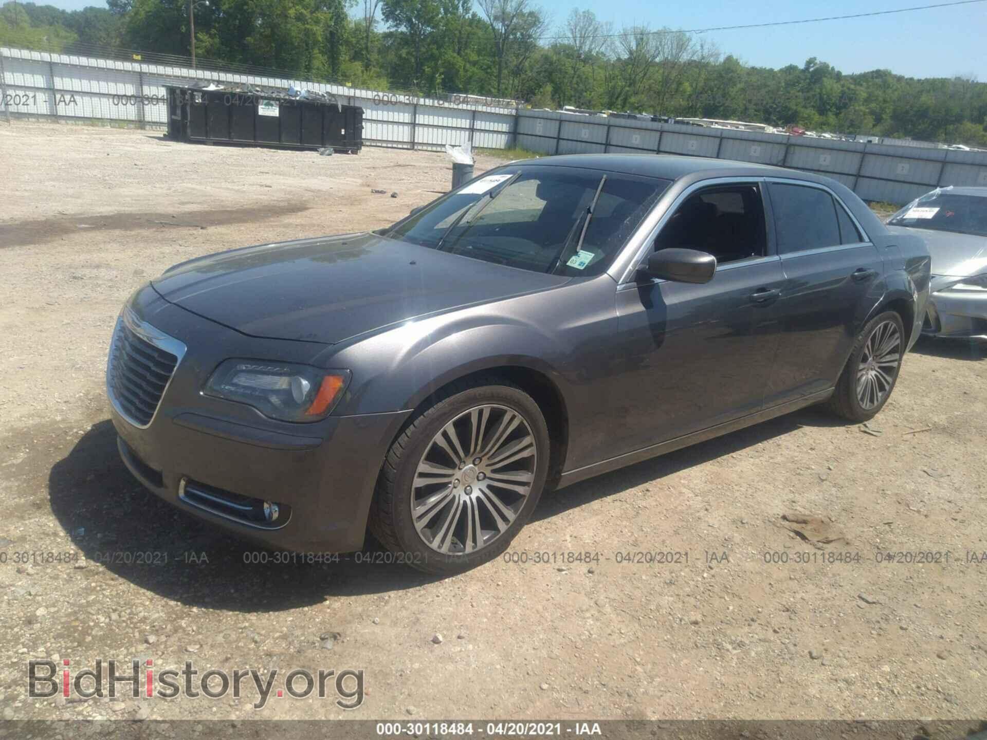 2013 CHRYSLER 300 - VIN: 2C3CCABG4DH743366 - Фото 2