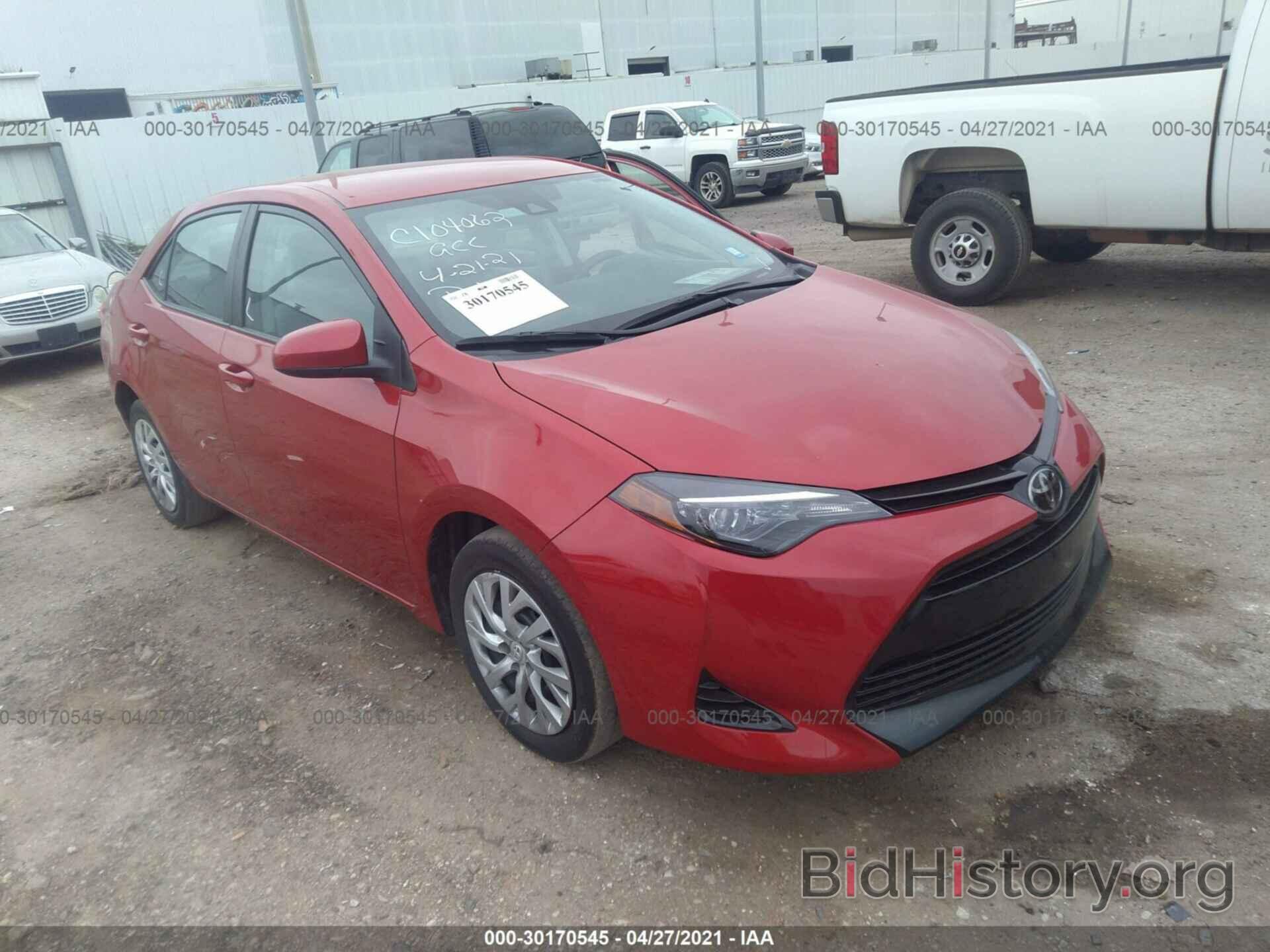 Photo 5YFBURHE8JP843226 - TOYOTA COROLLA 2018