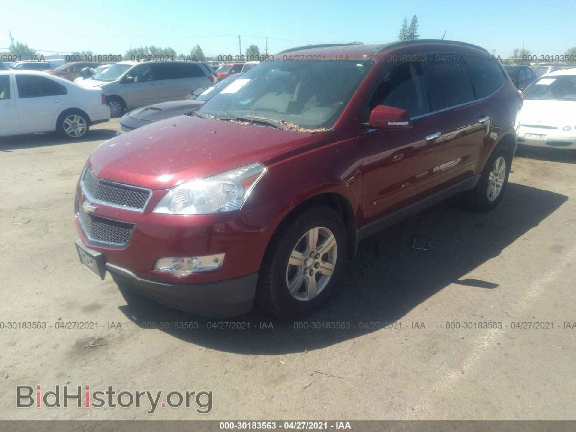 2010 CHEVROLET TRAVERSE - VIN: 1GNLVFED2AS116231 - Фото 2