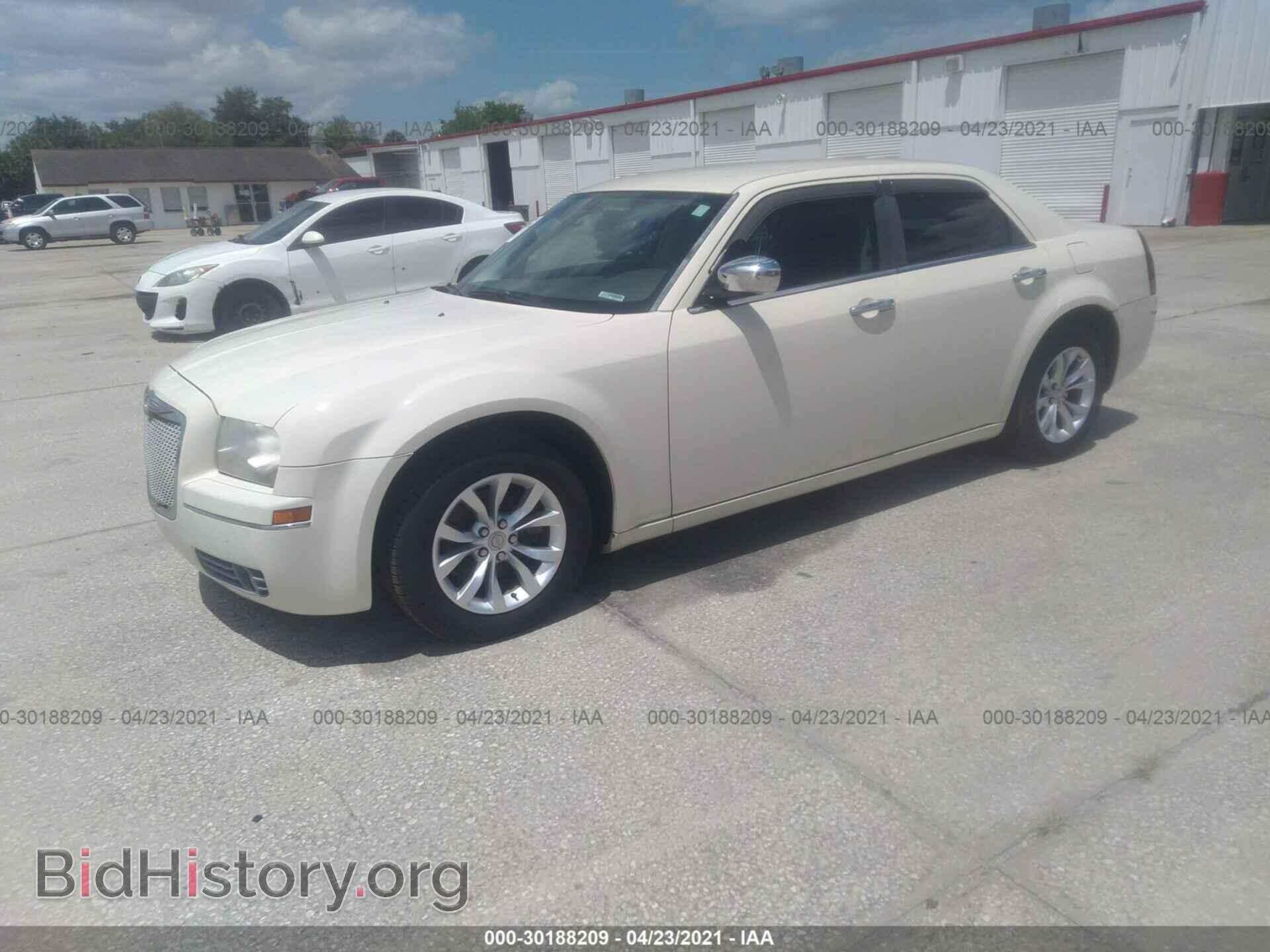 2010 CHRYSLER 300 - VIN: 2C3CA4CD1AH132220 - Фото 2