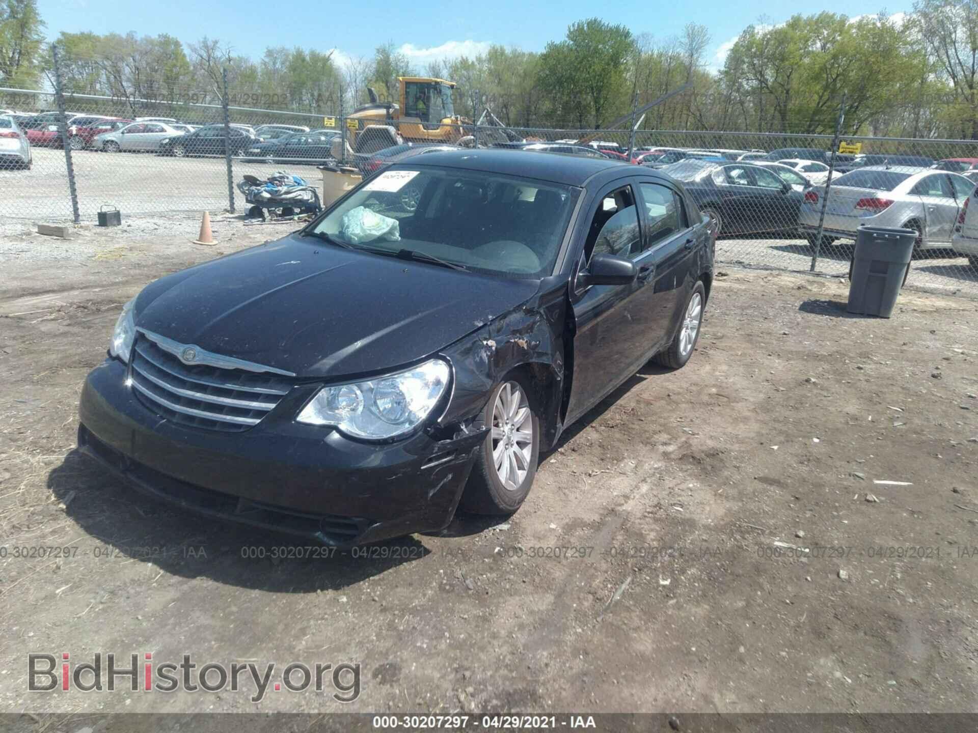 2010 CHRYSLER SEBRING - VIN: 1C3CC5FB3AN165351 - Фото 2