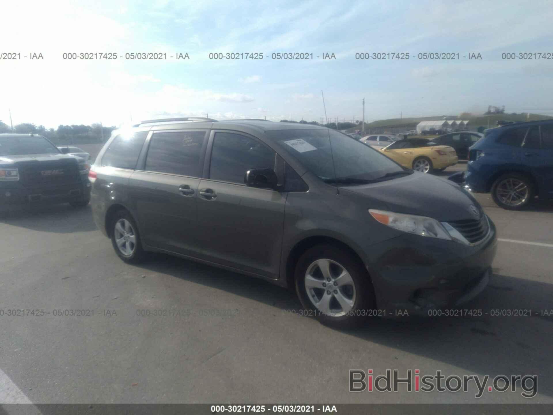 Фотография 5TDKK3DC9DS386977 - TOYOTA SIENNA 2013