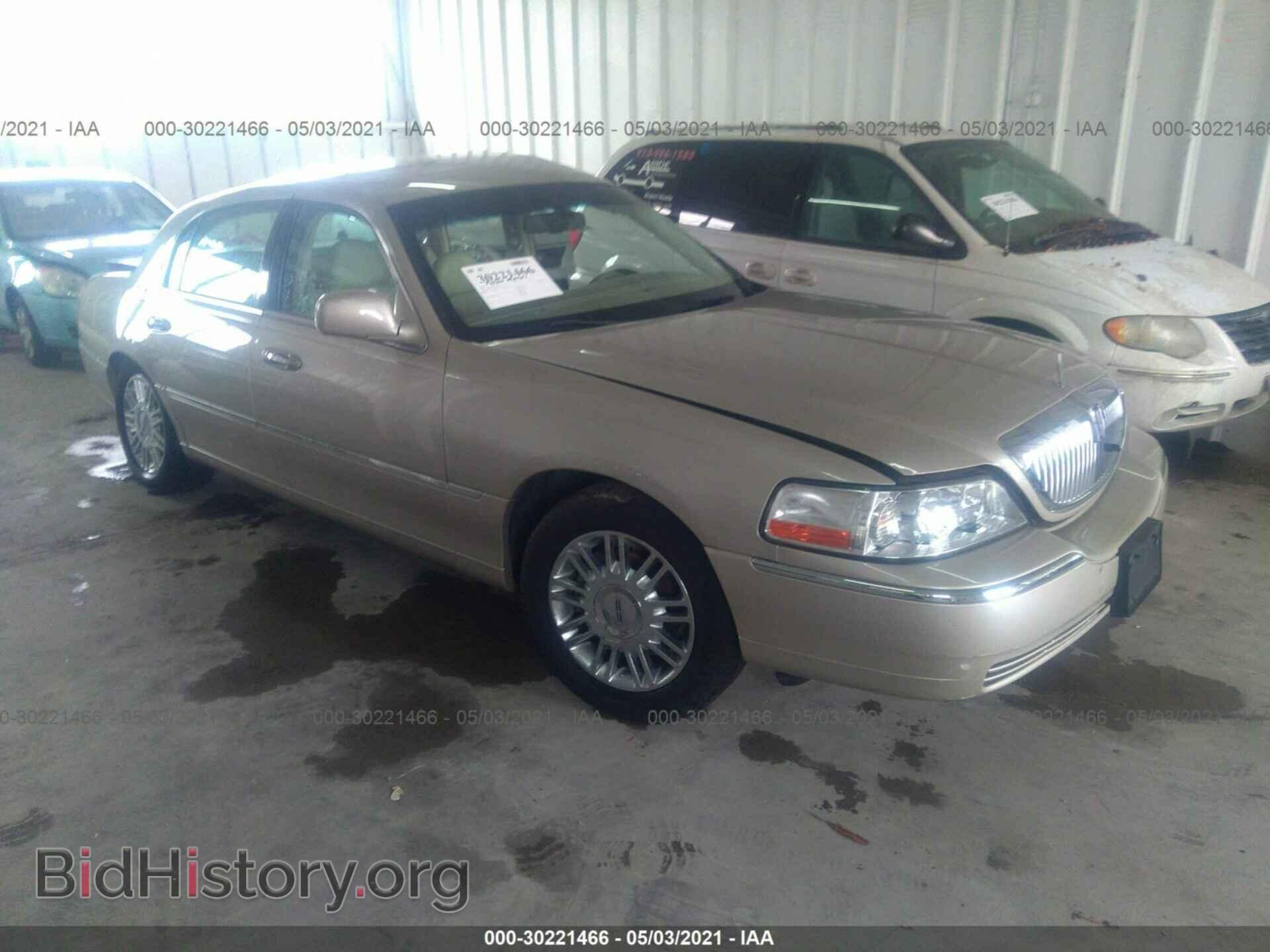 Photo 2LNHM82V39X618910 - LINCOLN TOWN CAR 2009
