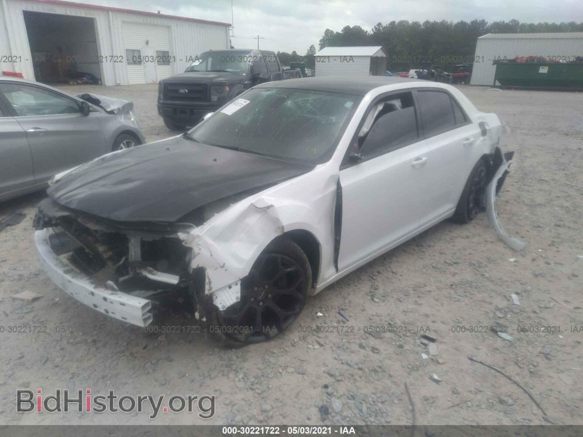 2019 CHRYSLER 300 - VIN: 2C3CCAAG2KH590226 - Фото 2