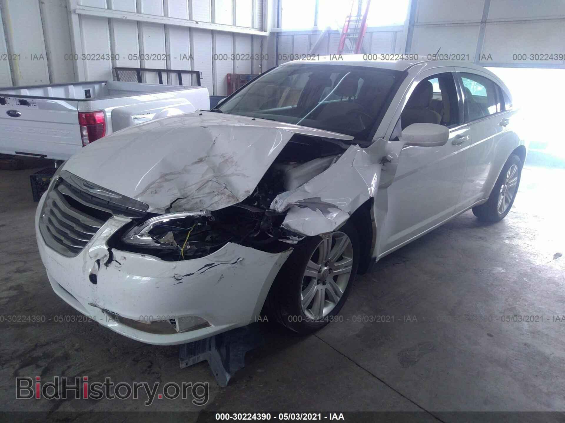 2013 CHRYSLER 200 - VIN: 1C3CCBAB1DN705449 - Фото 2