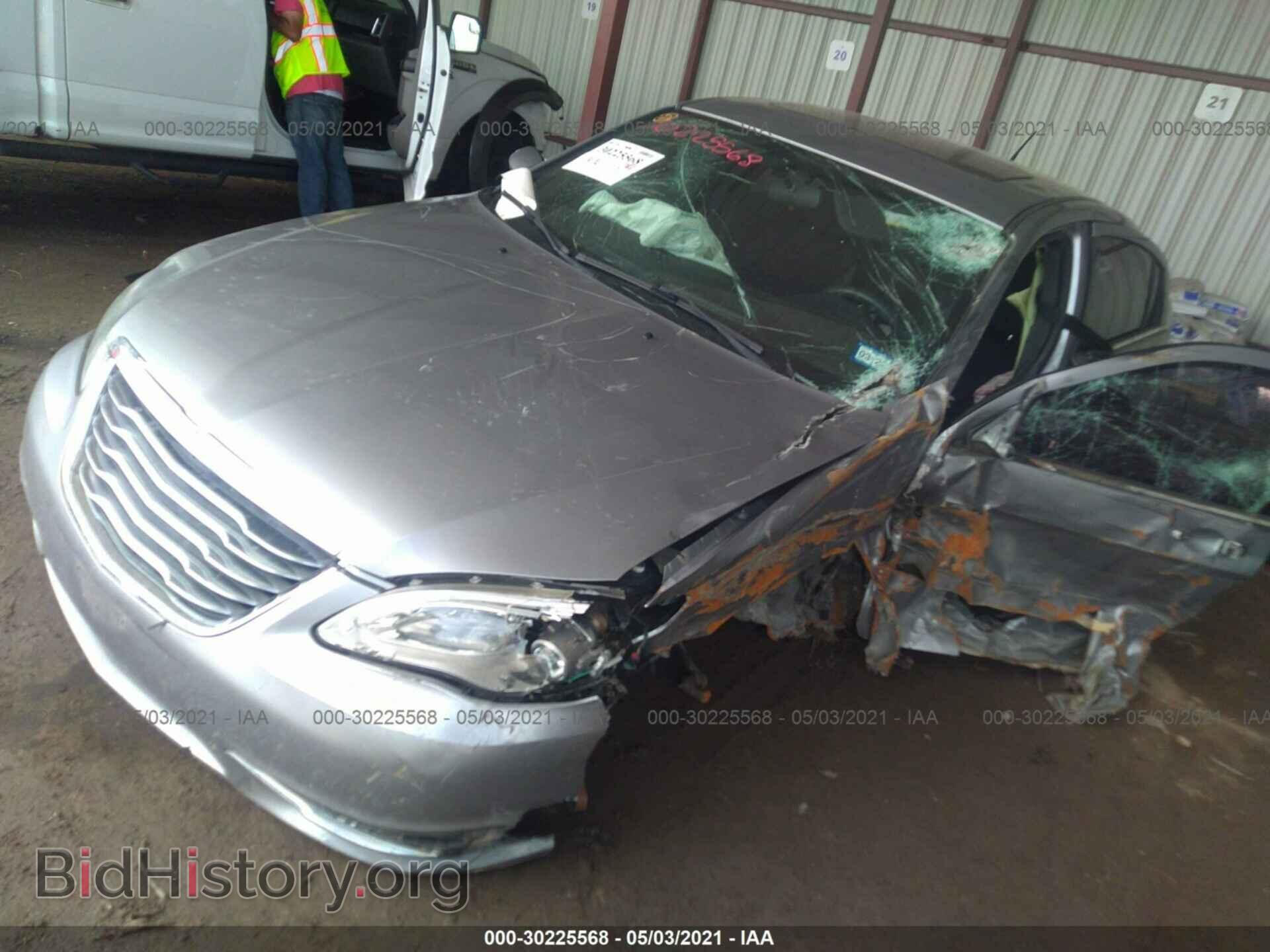 2013 CHRYSLER 200 - VIN: 1C3CCBBG0DN678464 - Фото 2
