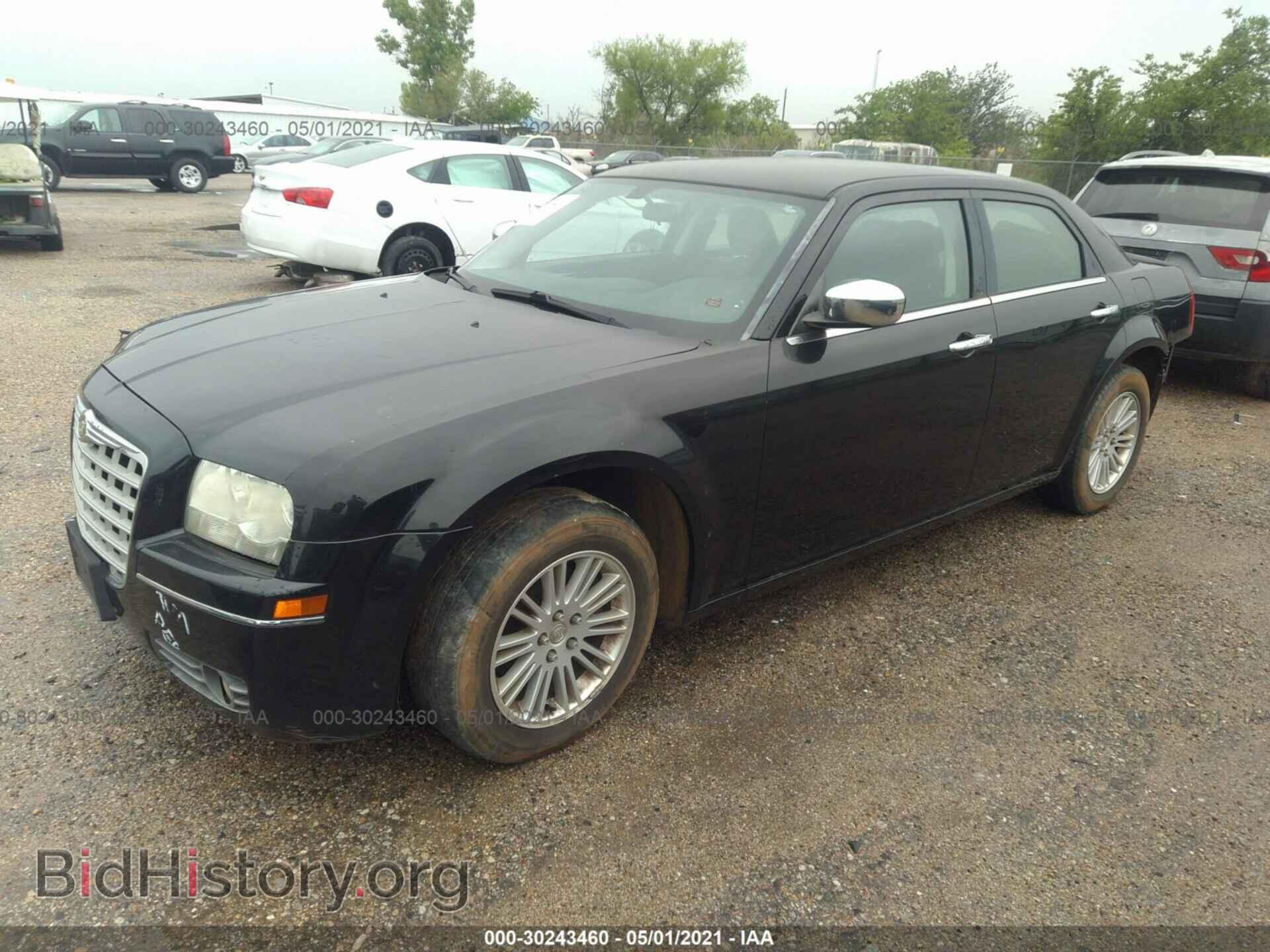 2010 CHRYSLER 300 - VIN: 2C3CA4CD3AH281101 - Photo 2