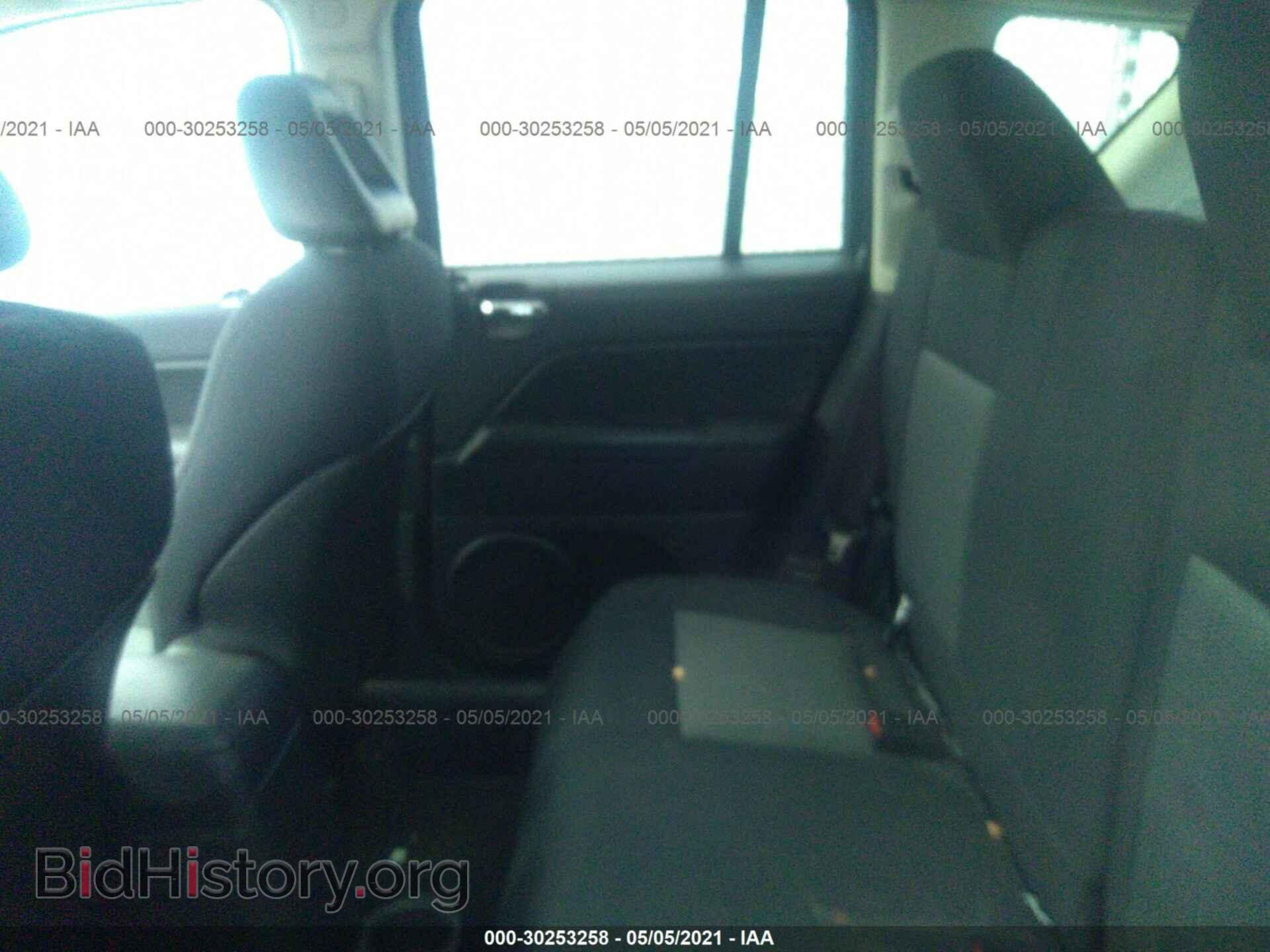 2009 JEEP COMPASS - VIN: 1J4FF47B09D176716 - Photo 8