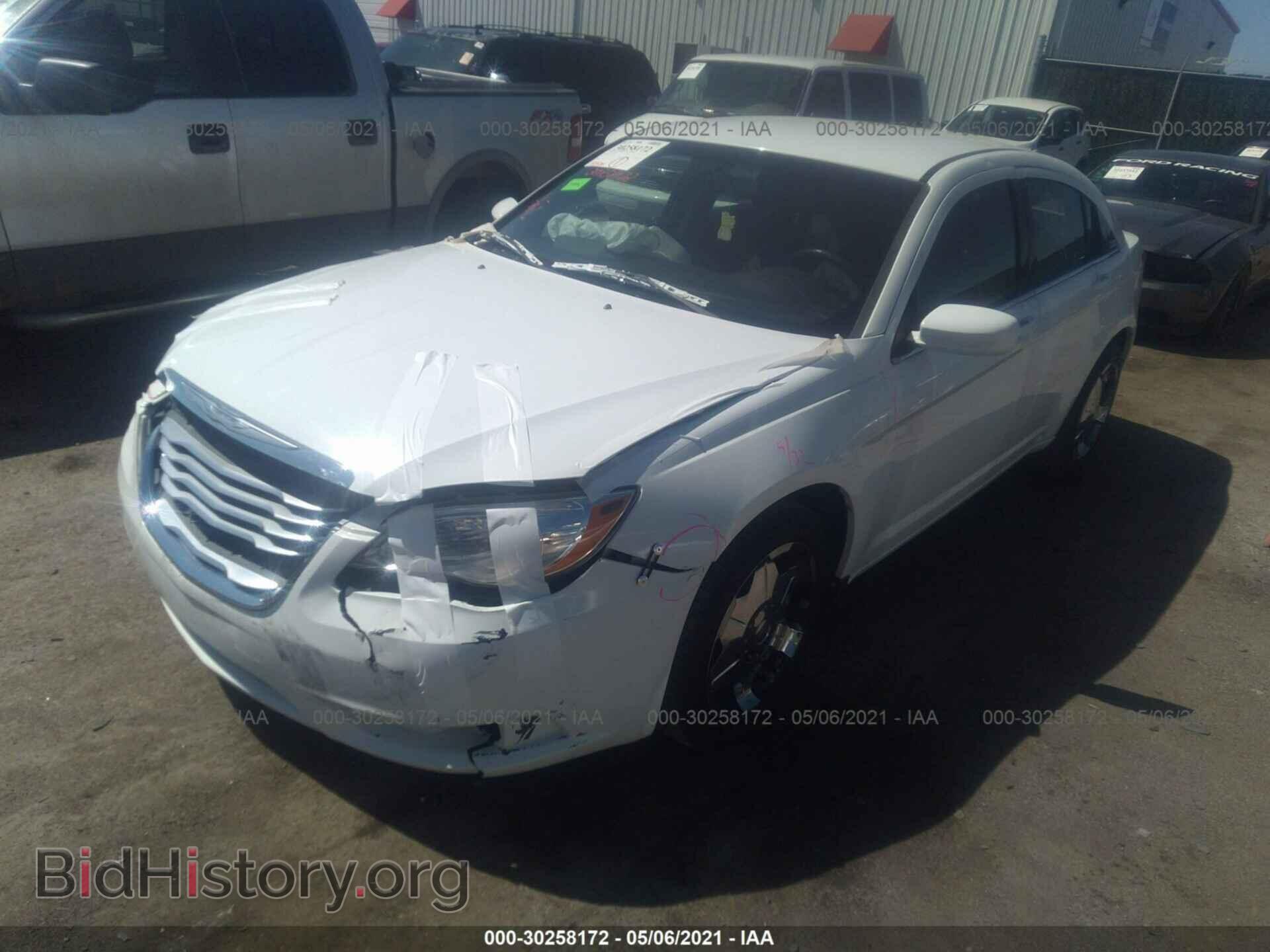 2012 CHRYSLER 200 - VIN: 1C3CCBAB1CN105402 - Фото 2