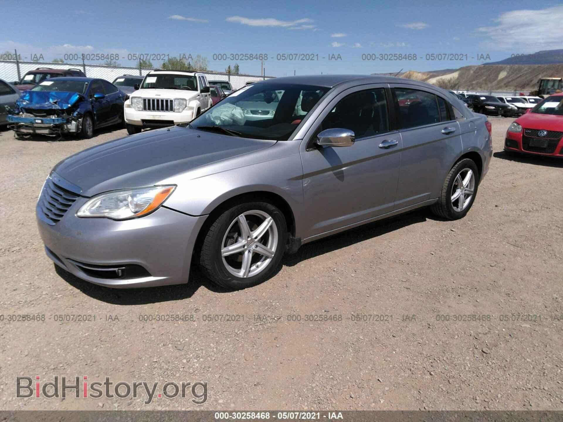 2013 CHRYSLER 200 - VIN: 1C3CCBCG0DN579223 - Фото 2