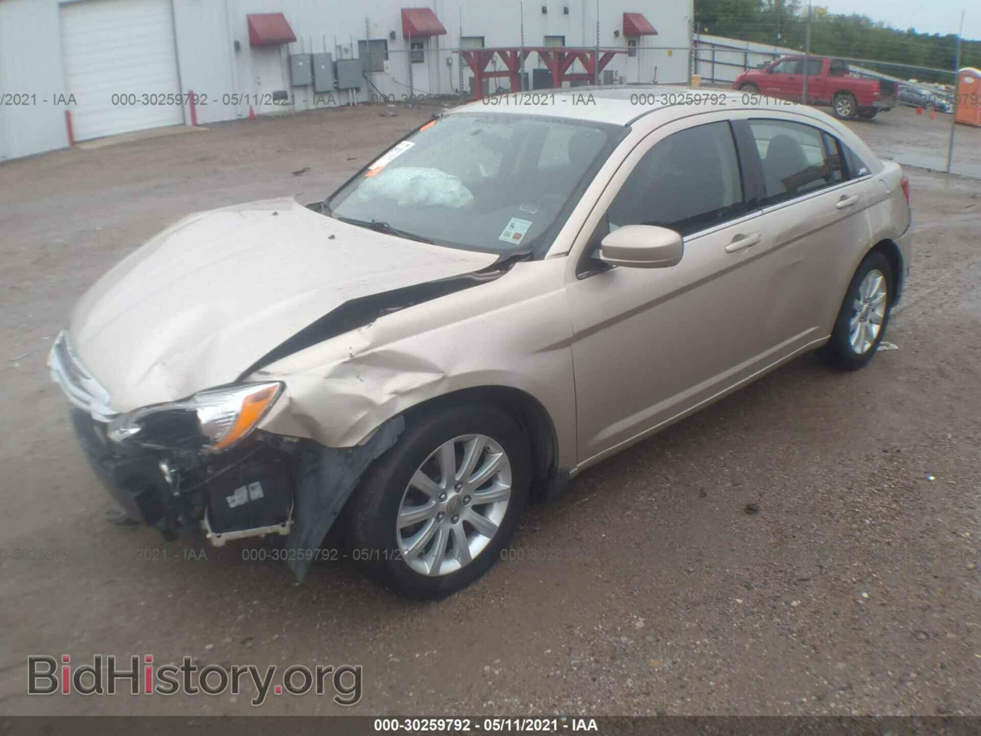 2013 CHRYSLER 200 - VIN: 1C3CCBBG9DN704219 - Фото 2