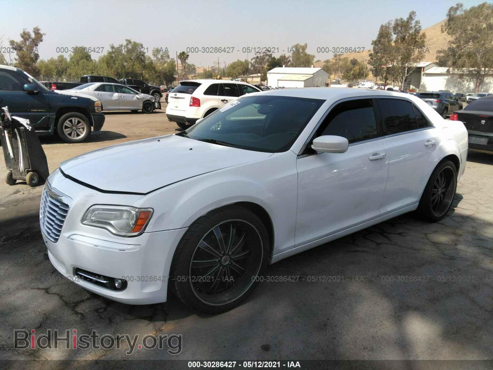 2013 CHRYSLER 300 - VIN: 2C3CCAAG7DH588717 - Фото 2