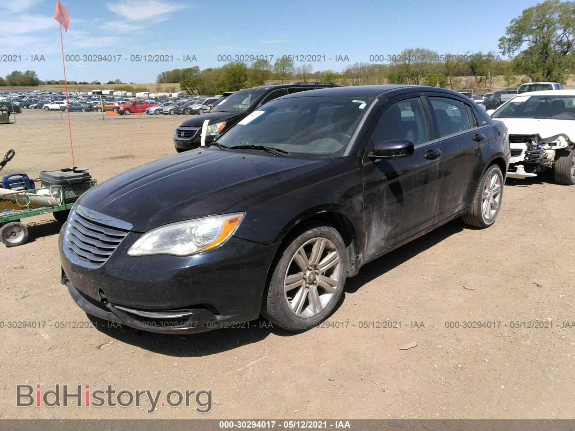 2011 CHRYSLER 200 - VIN: 1C3BC1FB0BN593013 - Фото 2
