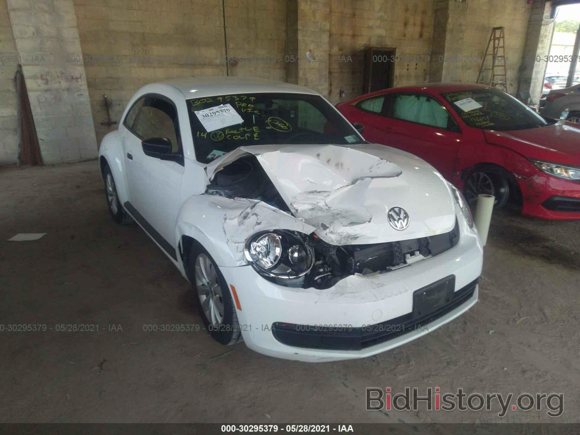 Photo 3VWFP7AT1EM606481 - VOLKSWAGEN BEETLE COUPE 2014