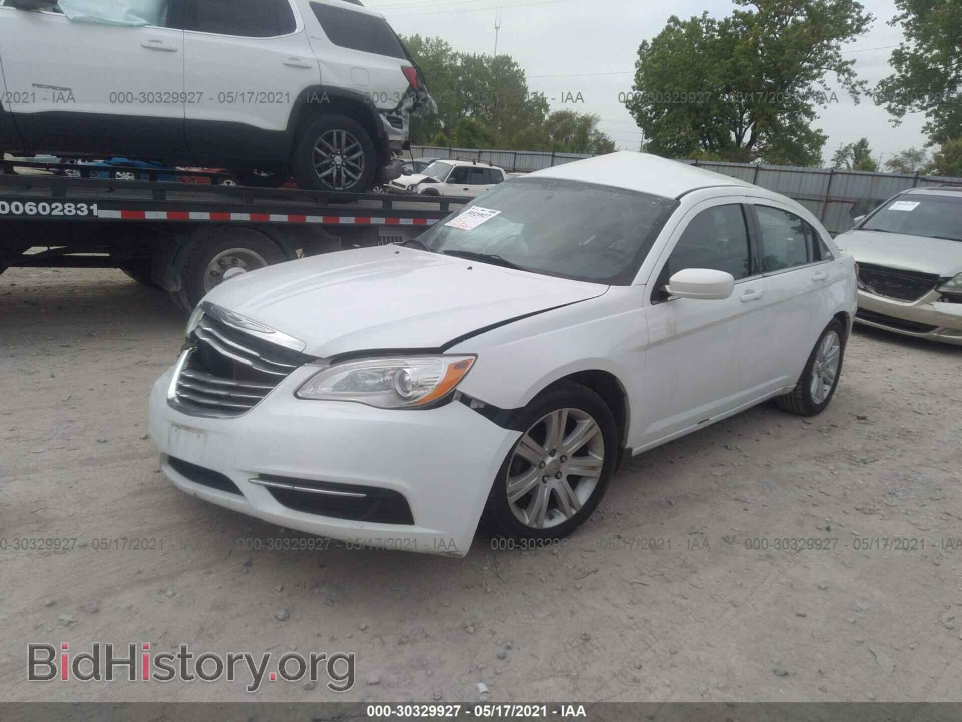 2013 CHRYSLER 200 - VIN: 1C3CCBAB9DN762451 - Фото 2