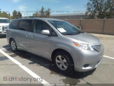 2017 Toyota SIENNA LE, серебристый — VIN 5TDKZ3DC7HS772315, IAAI