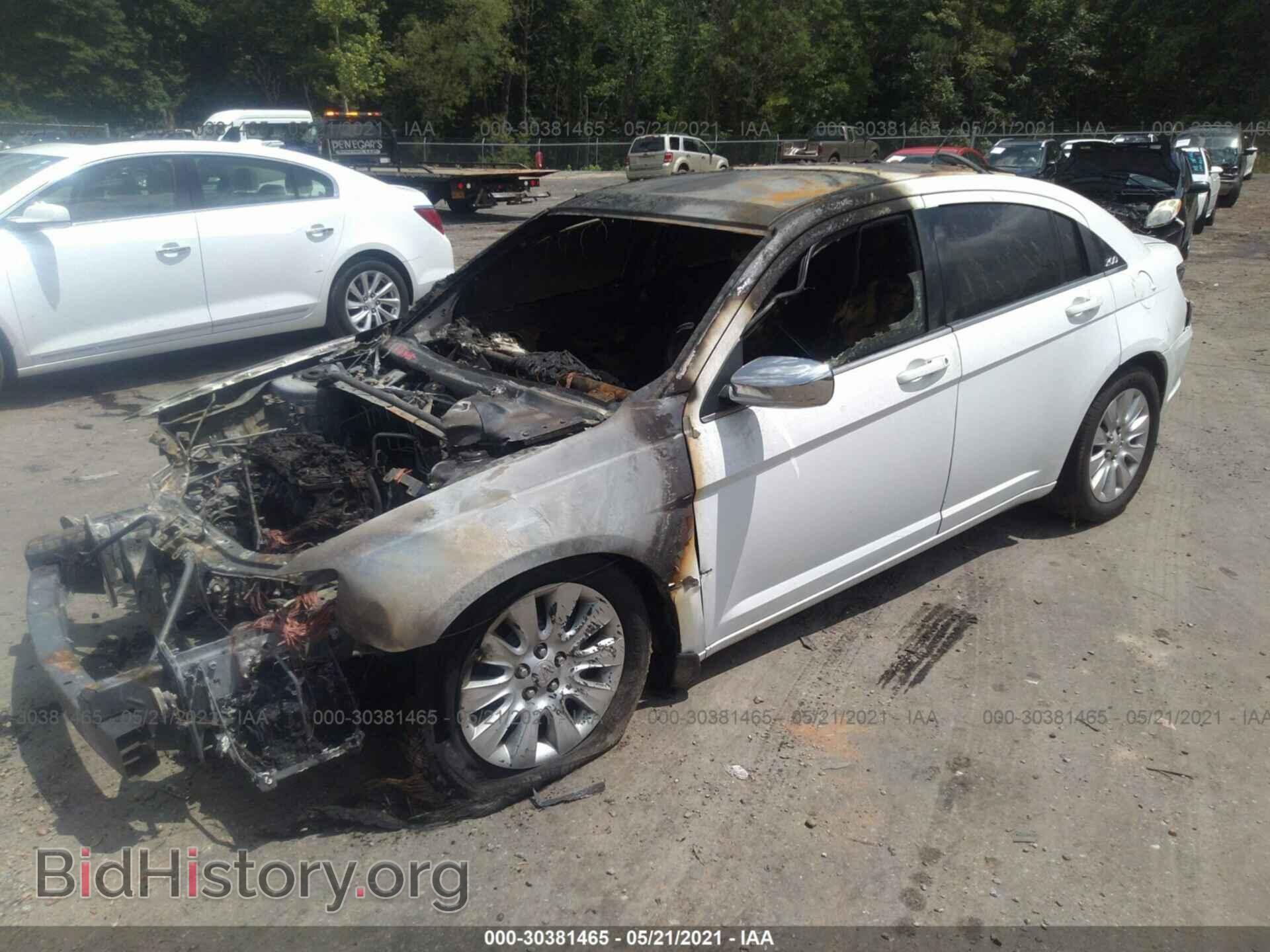 2013 CHRYSLER 200 - VIN: 1C3CCBAB2DN686121 - Фото 2