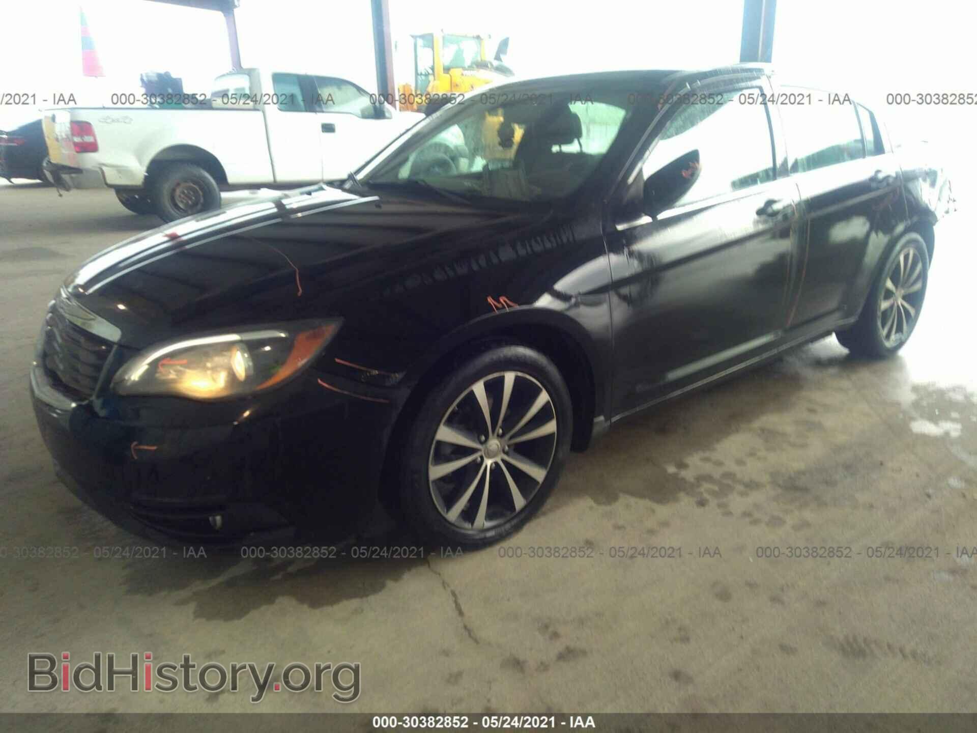 2013 CHRYSLER 200 - VIN: 1C3CCBCG0DN638903 - Фото 2