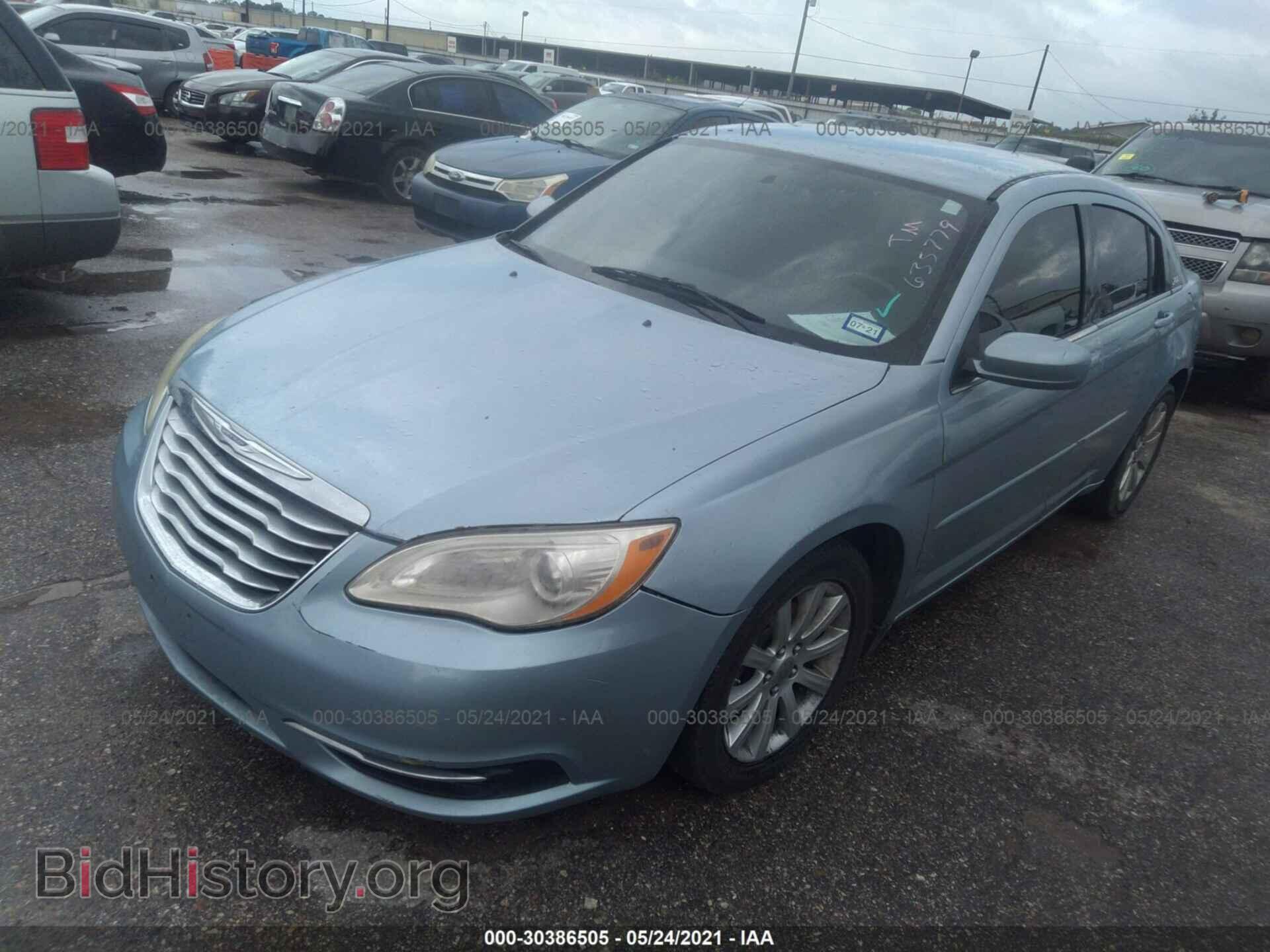 2013 CHRYSLER 200 - VIN: 1C3CCBBB2DN635779 - Фото 2