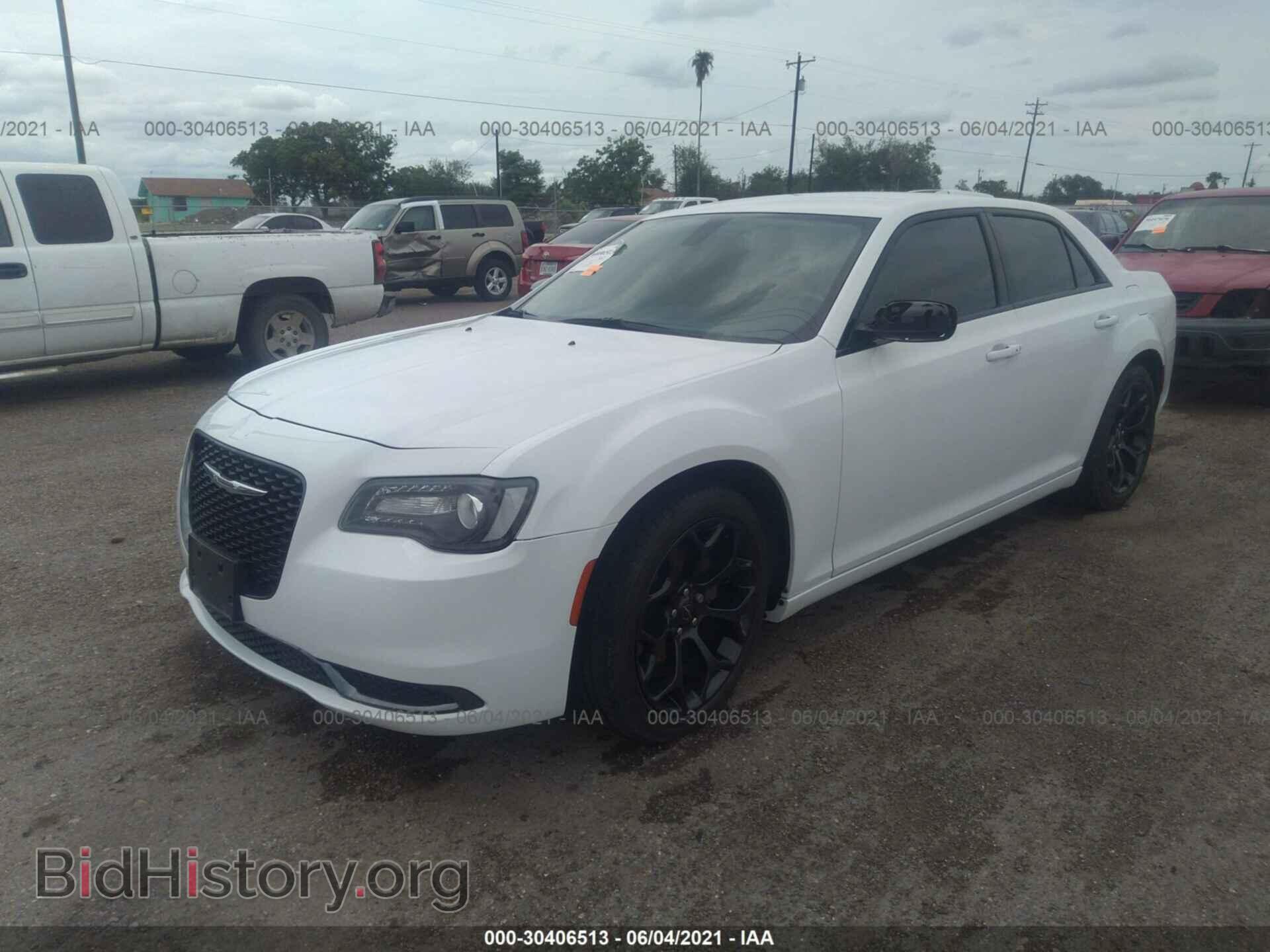 2019 CHRYSLER 300 - VIN: 2C3CCAAG0KH745937 - Фото 2
