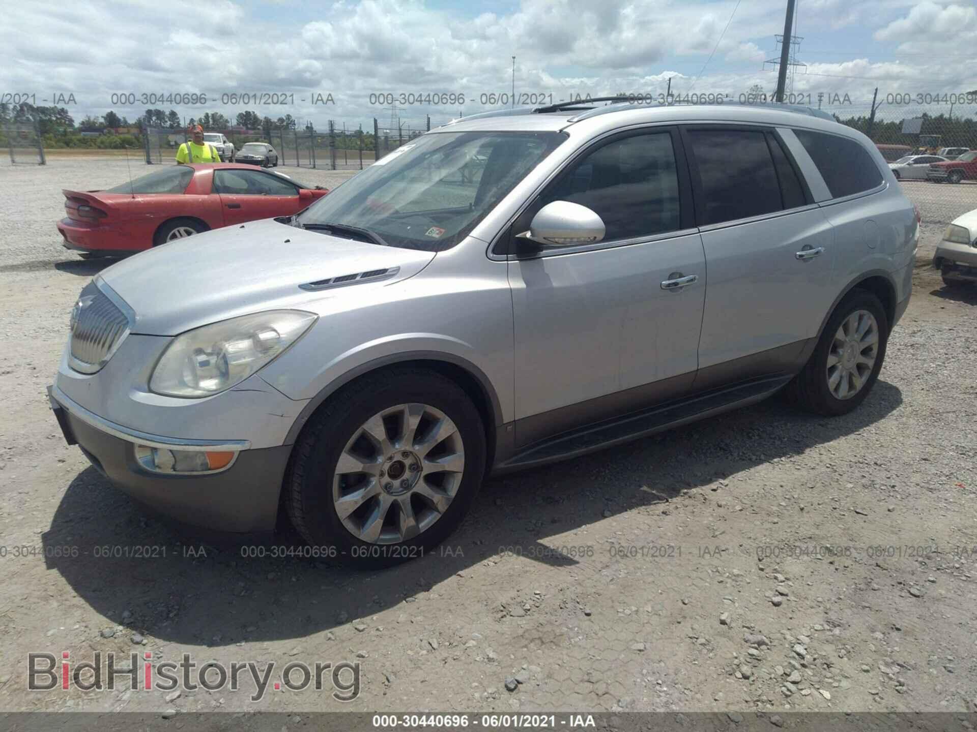 2011 BUICK ENCLAVE - VIN: 5GAKVCED2BJ157180 - Photo 2